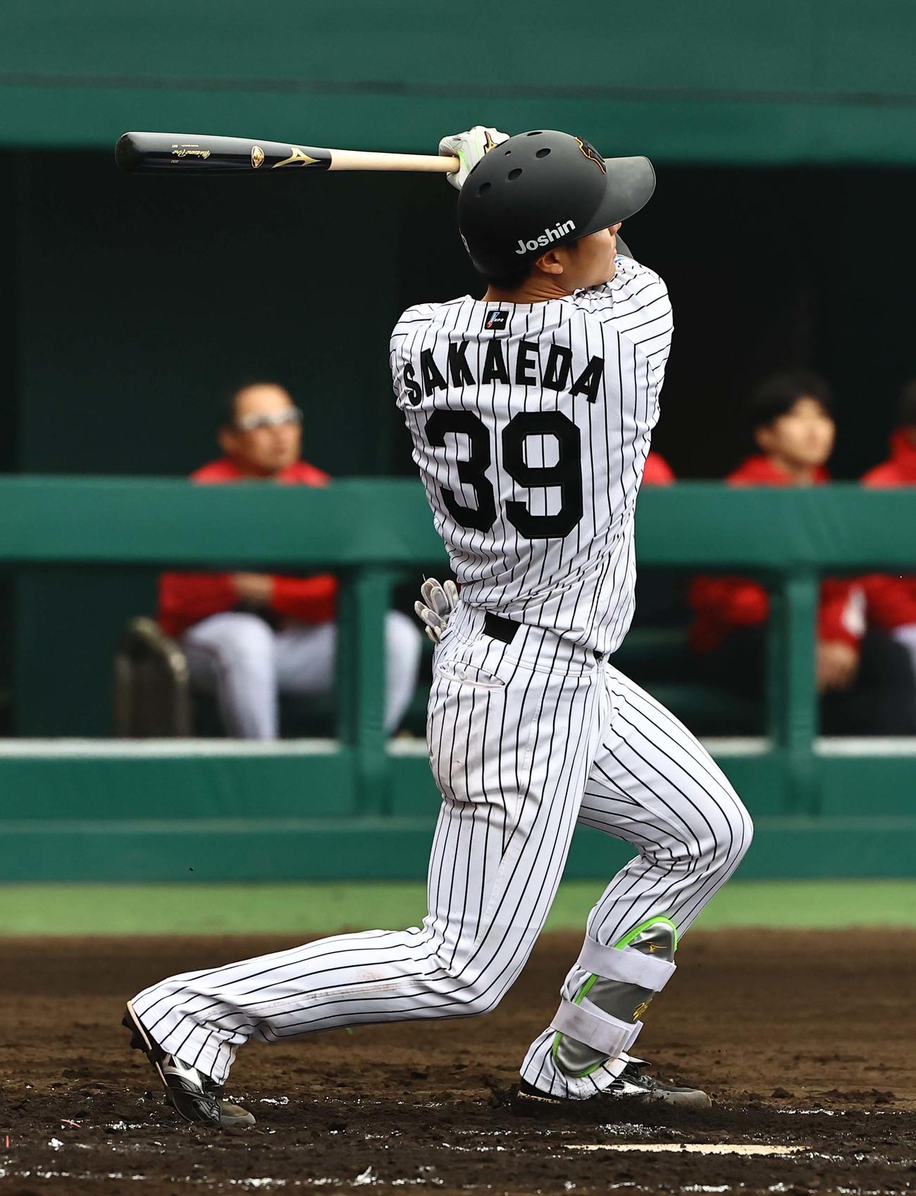 阪神対広島　2回裏阪神2死一、二塁、栄枝は左へ先制2点適時二塁打を放つ（撮影・上田博志）