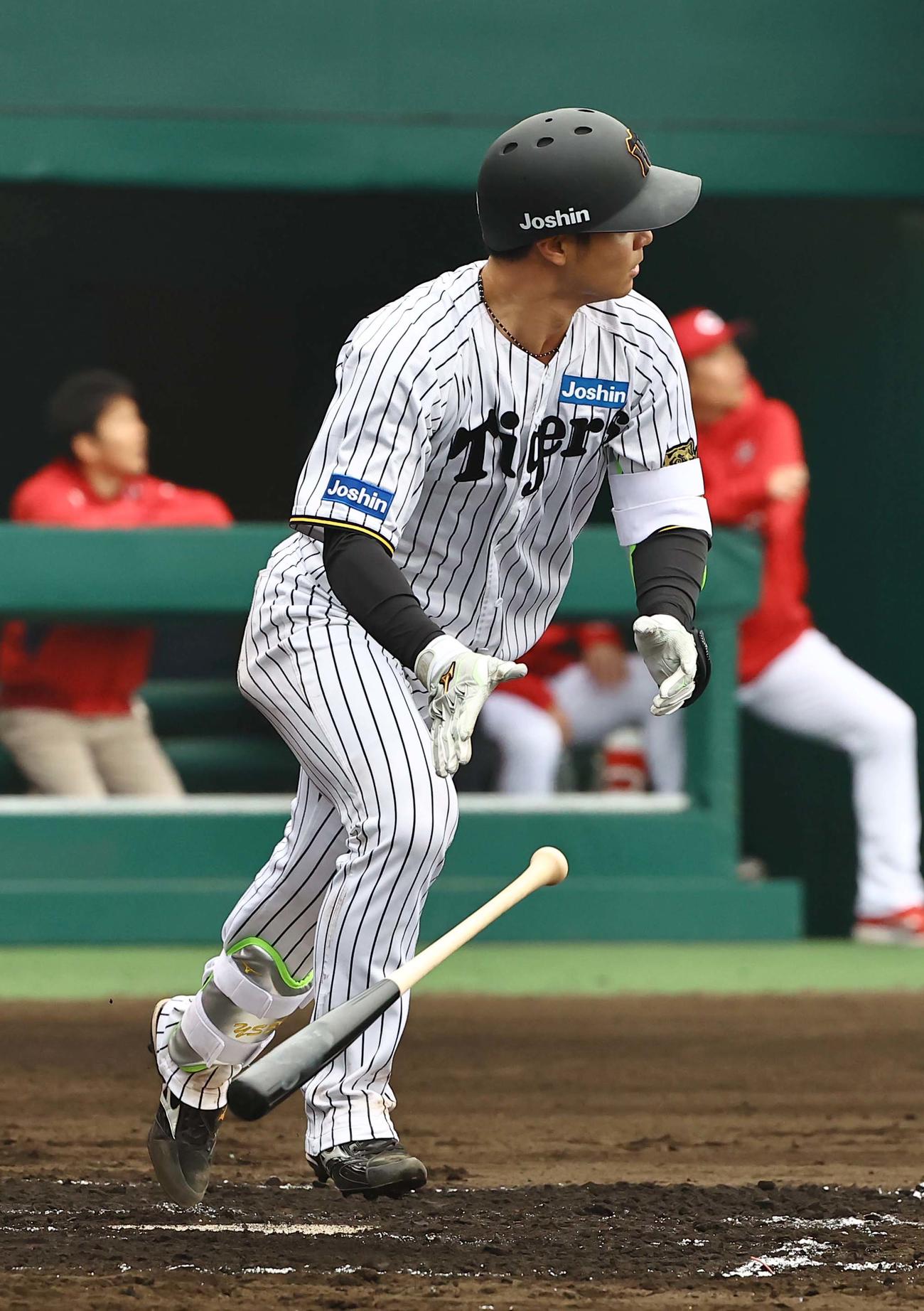 阪神対広島　2回裏阪神2死一、二塁、栄枝は左へ先制2点適時二塁打を放つ（撮影・上田博志）