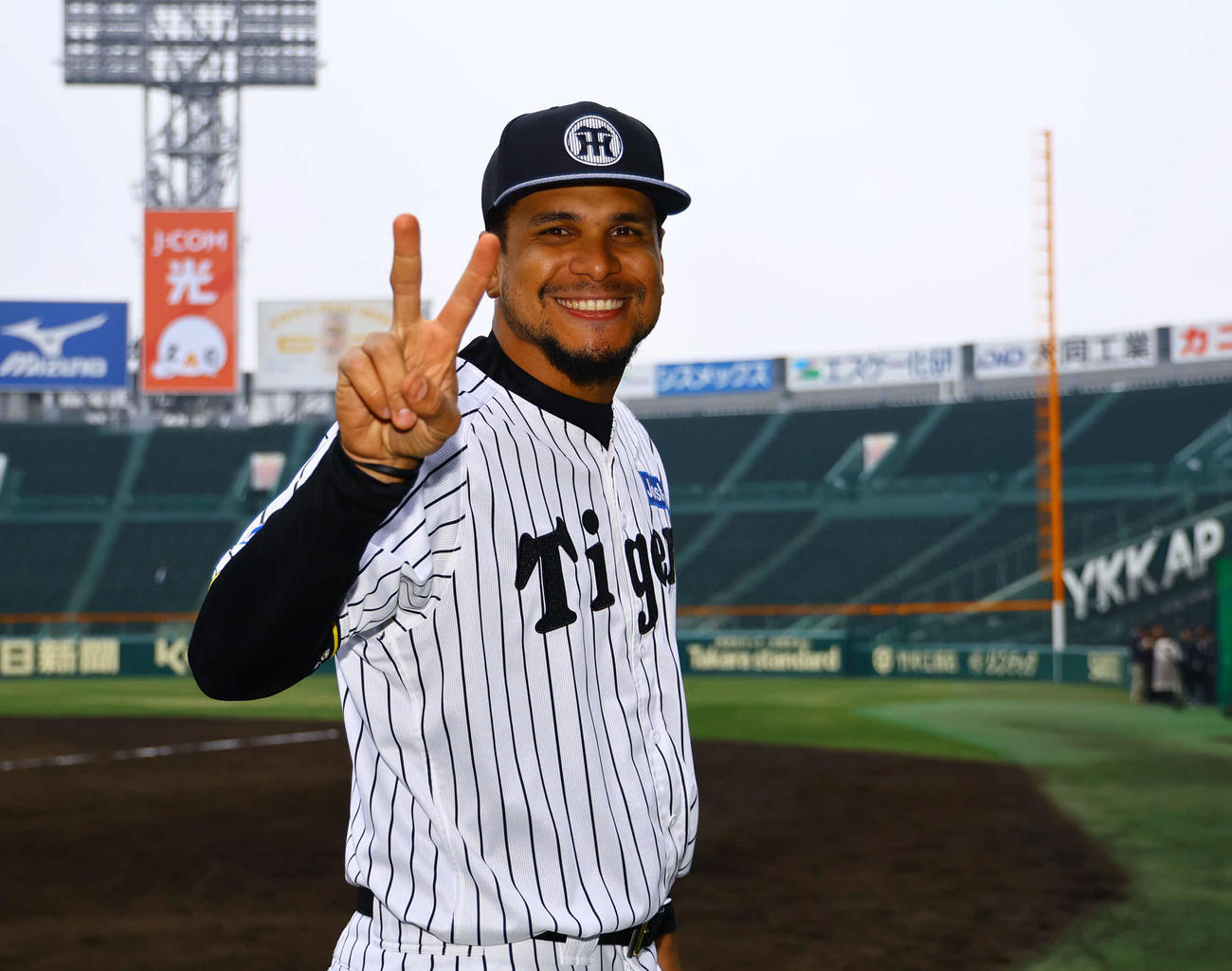 誕生日を迎え、ピースサインをする阪神ヘルナンデス（撮影・藤尾明華）
