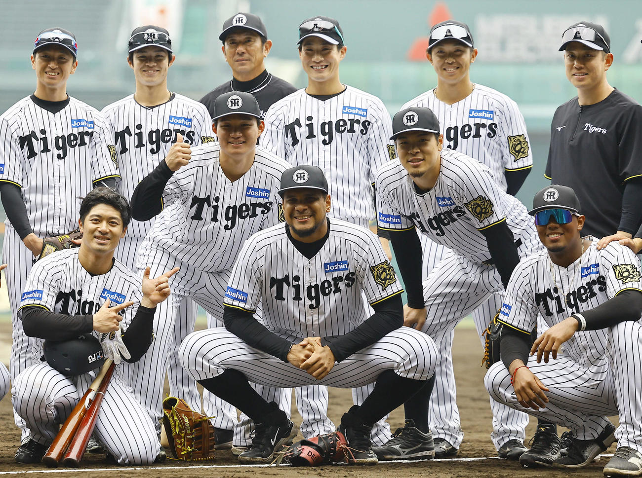 ナインと集合写真に納まる、誕生日のヘルナンデス（前列中央）（撮影・藤尾明華）