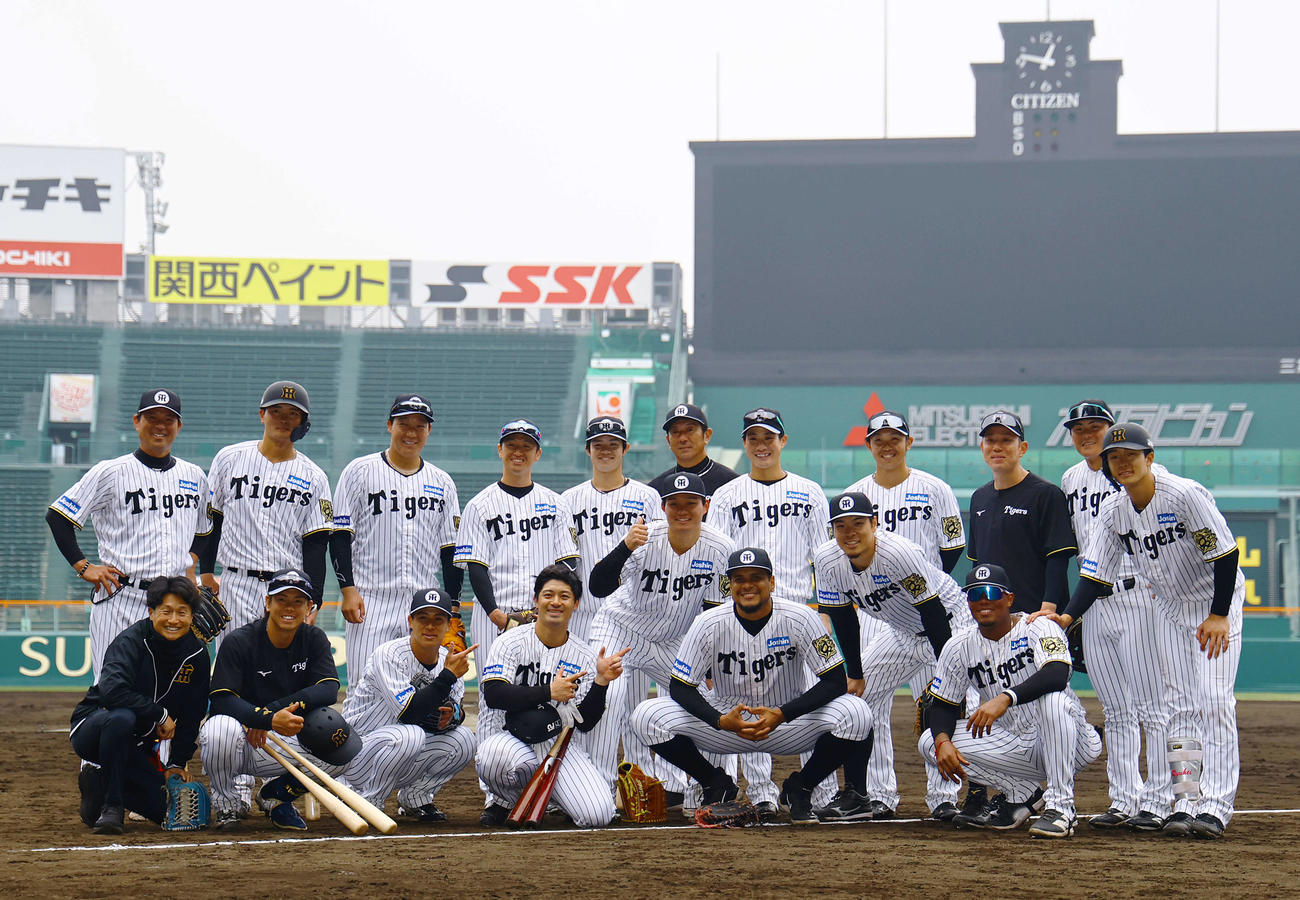 ナインと集合写真に納まる、誕生日のヘルナンデス（前列右から3人目）（撮影・藤尾明華）