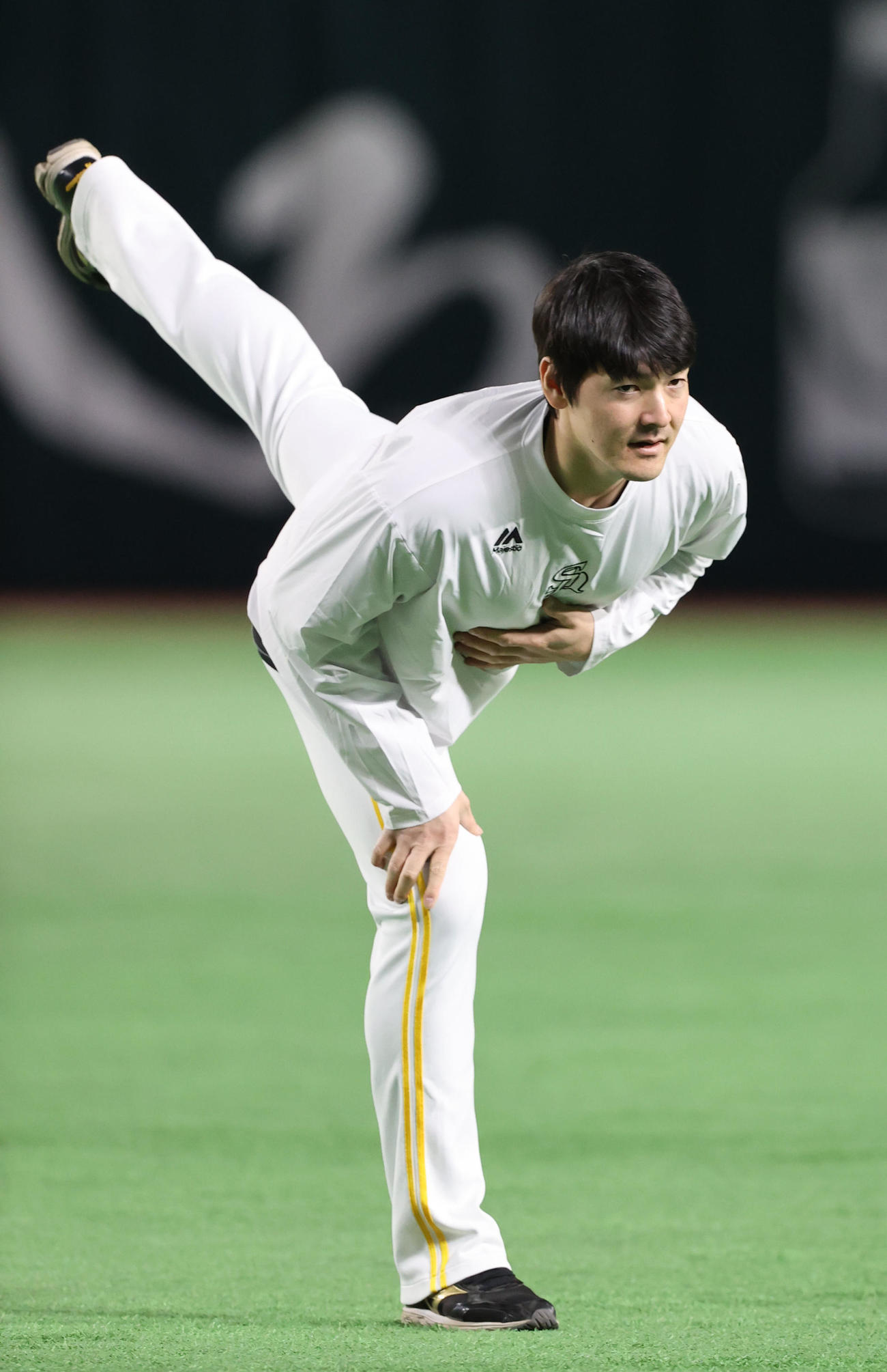 ゆったりとペースを崩さずに体をほぐす有原（撮影・梅根麻紀）