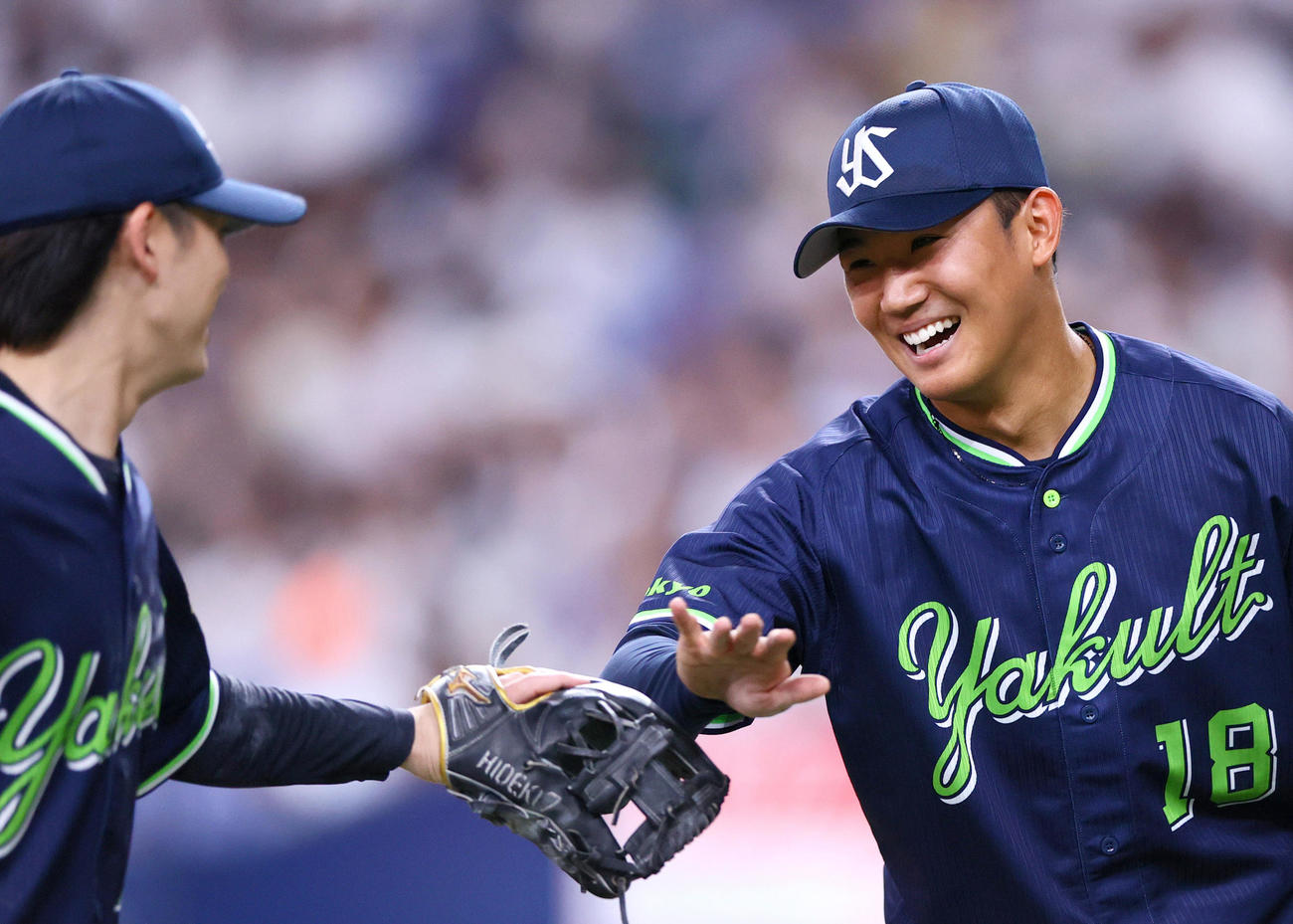 オリックス対ヤクルト　3回裏オリックス2死一、二塁、奥川は紅林を右飛に仕留めベンチ前でナインを出迎える（2024年6月14日撮影）