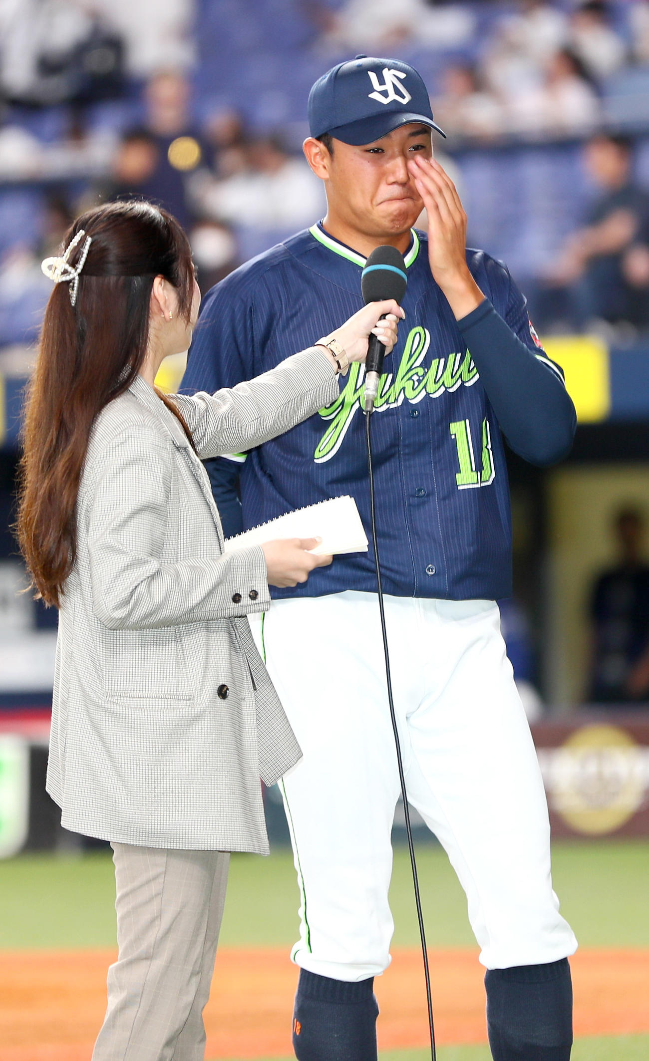 ヤクルト奥川はオリックスから勝利を挙げヒーローインタビューで感極まり涙する（2024年6月14日撮影）