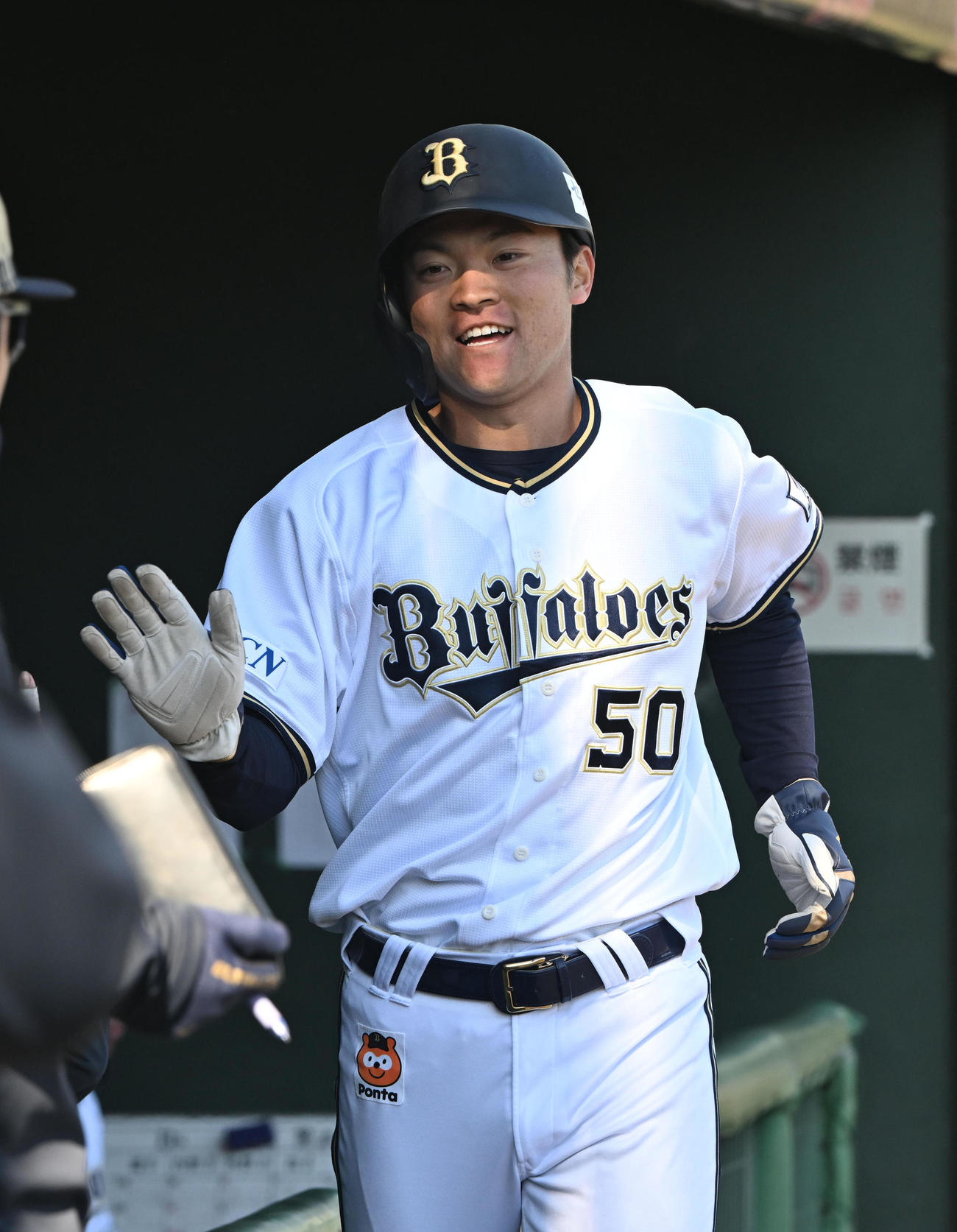 笑顔を見せるオリックス山中（2025年2月24日撮影）
