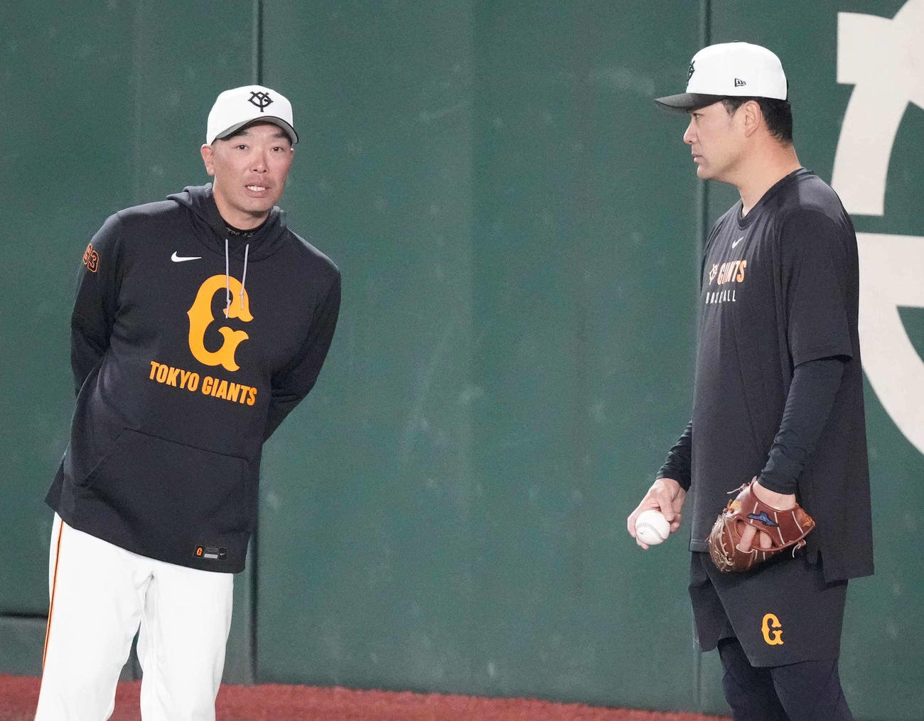 阿部監督（左）に声を掛けられる巨人田中将（撮影・小沢裕）