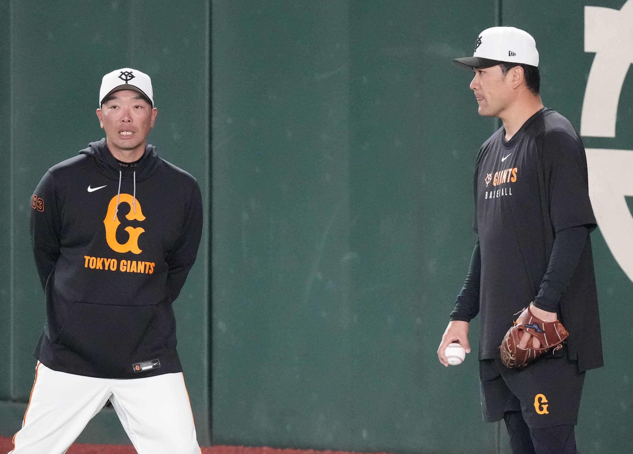 阿部監督（左）に声を掛けられる巨人田中将（撮影・小沢裕）