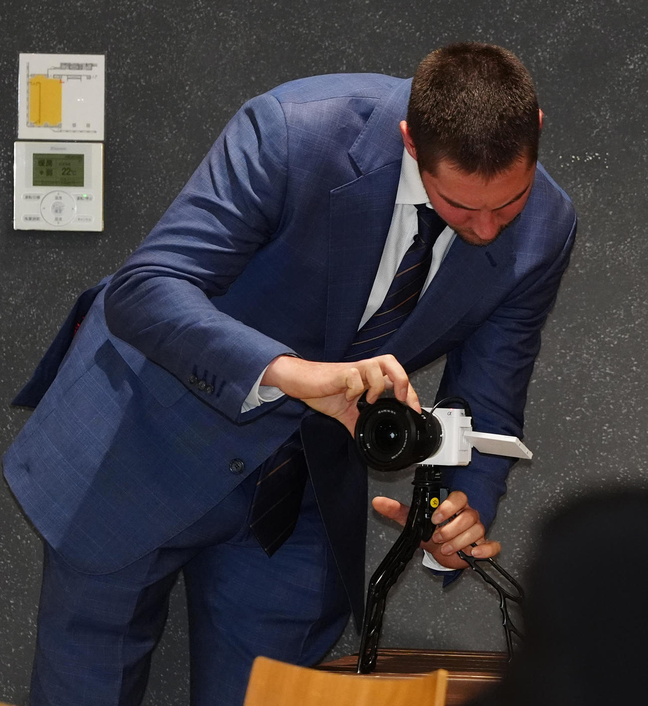 入団会見開始前、カメラを設置するDeNAバウアー（撮影・江口和貴）