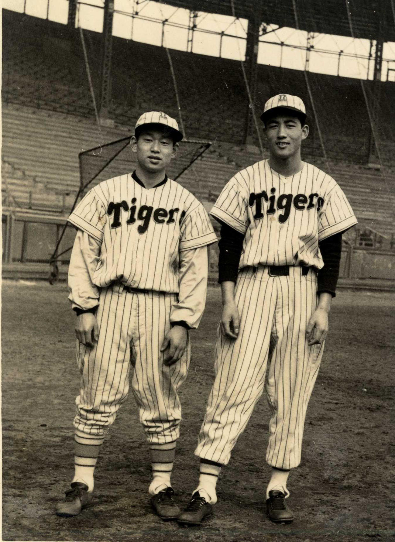 55年2月、甲子園球場で吉田義男氏（左）と写真に納まる三宅秀史氏