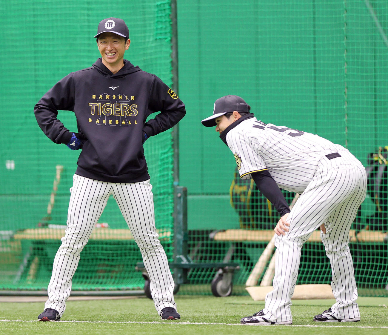 リラックスした表情を見せる阪神近本（左）と中野（撮影・上山淳一）