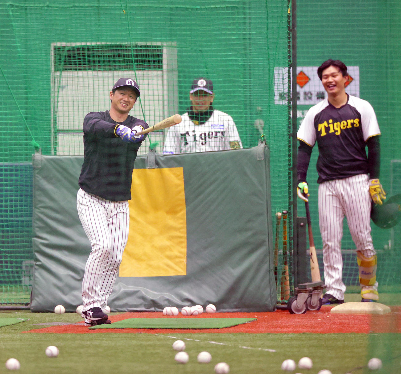 阪神近本（左）はリラックスした表情で打撃練習する。中央は梅野、右は森下（撮影・上山淳一）
