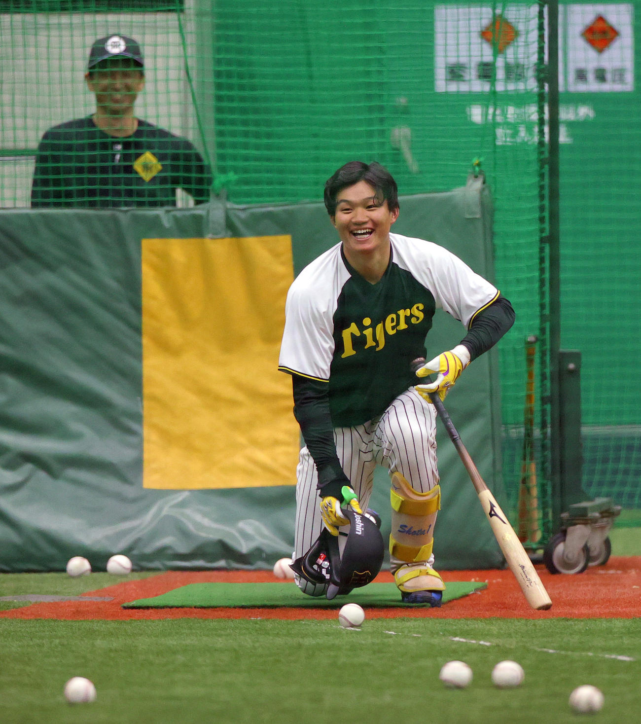 室内で笑顔を見せる阪神森下（手前）と近本（撮影・上山淳一）