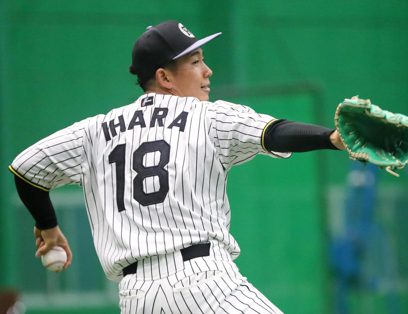 阪神伊原はキャッチボールする（撮影・上山淳一）