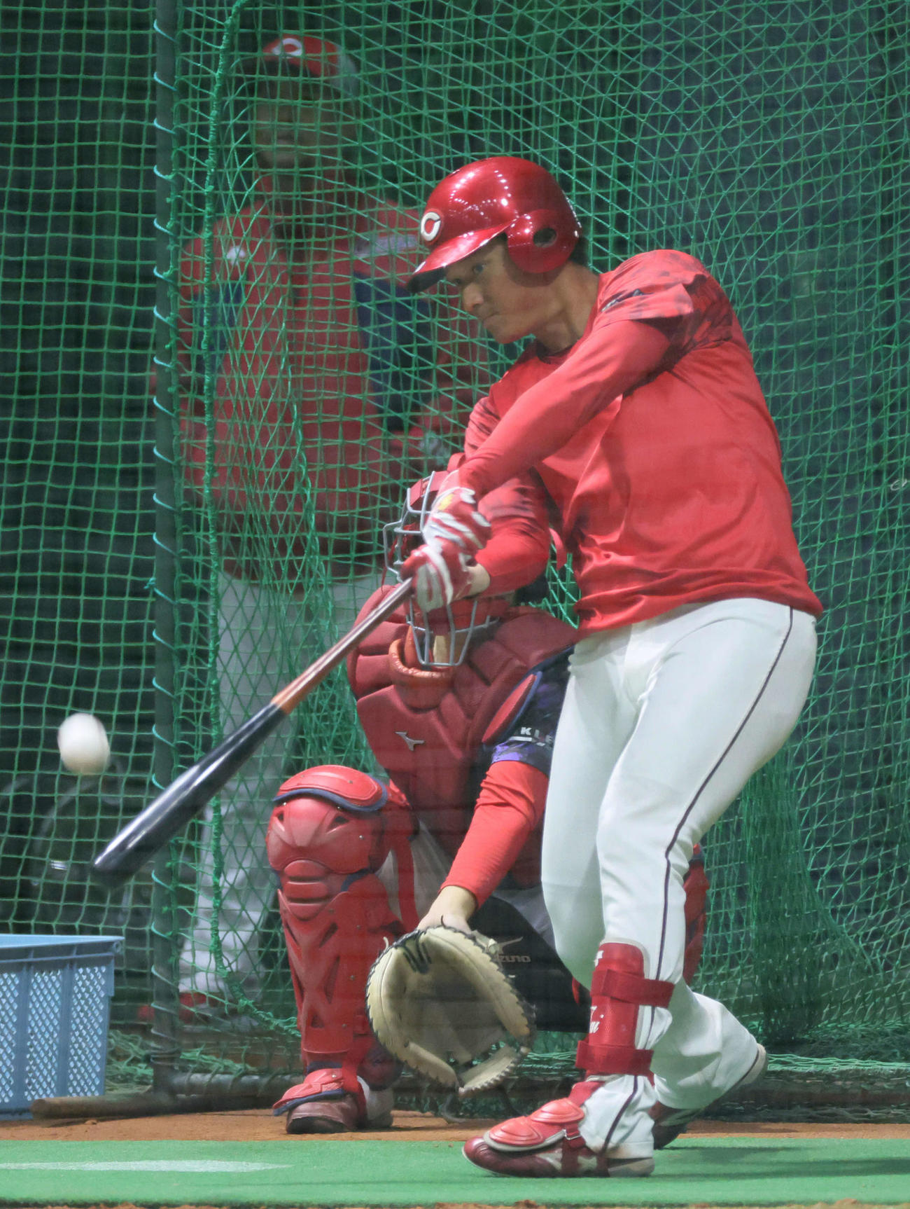 打撃練習をする広島ドラフト1位の佐々木（撮影・加藤孝規）