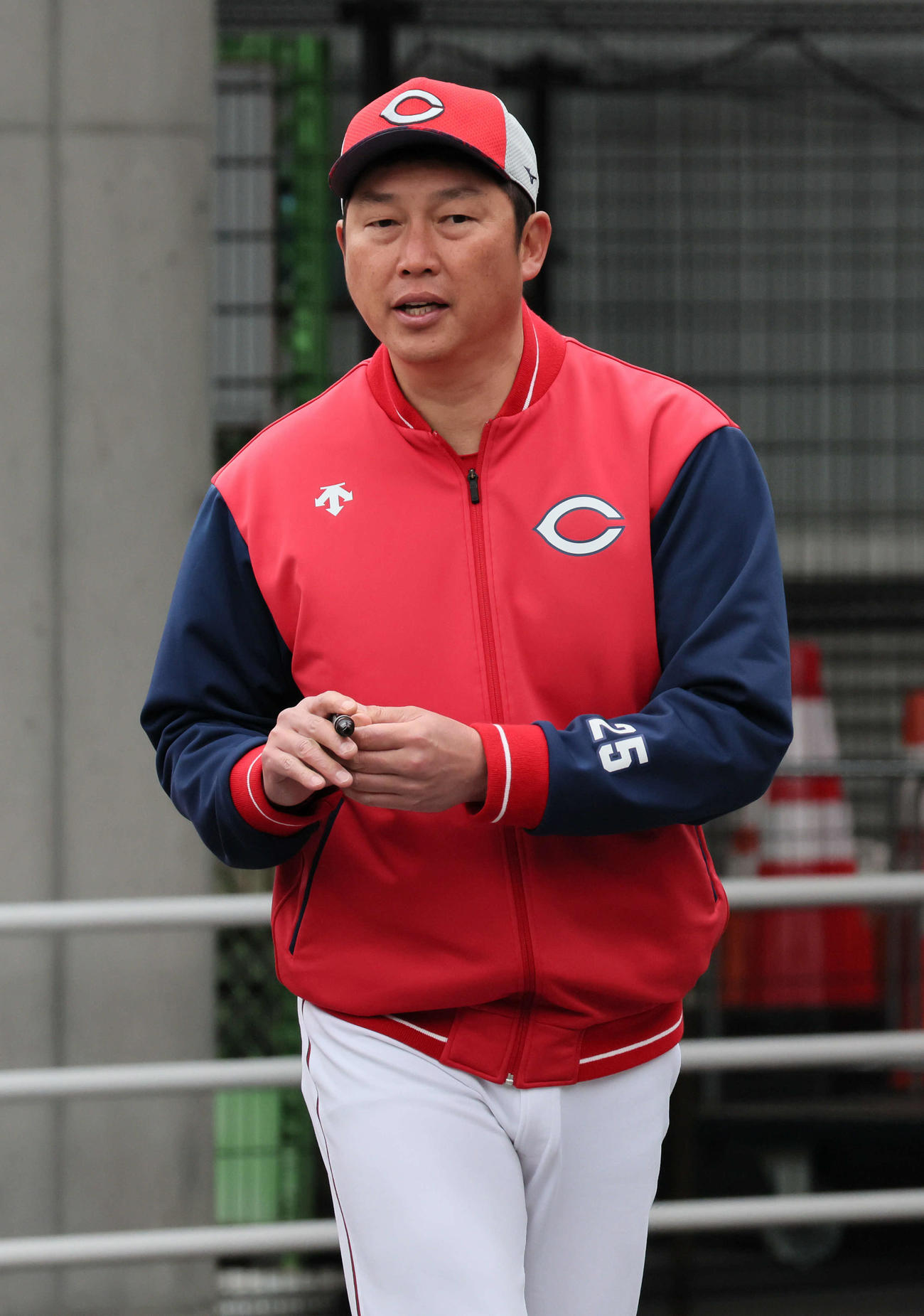 全体練習が終わり、引き揚げる広島新井監督（撮影・加藤孝規）