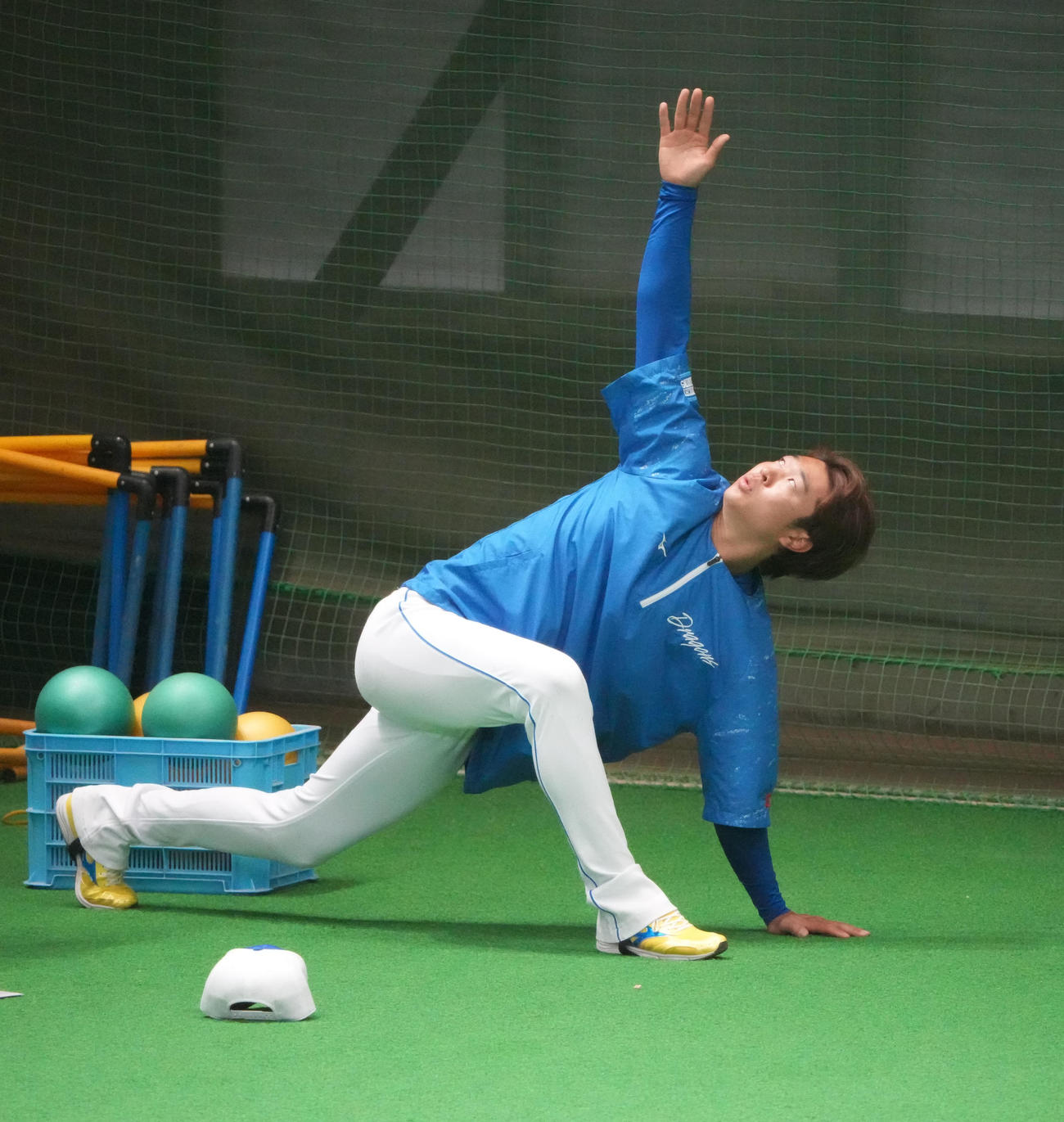 ストレッチをする高橋宏（撮影・森本幸一）