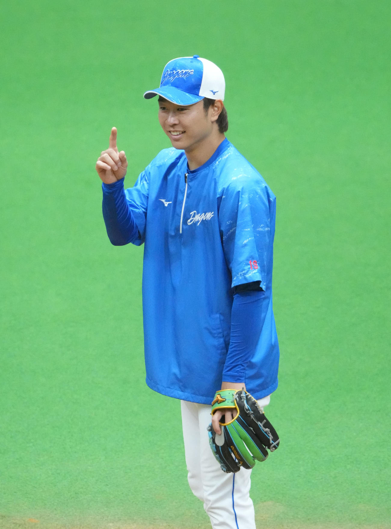 大塚投手コーチと言葉を交わす高橋宏（撮影・森本幸一）