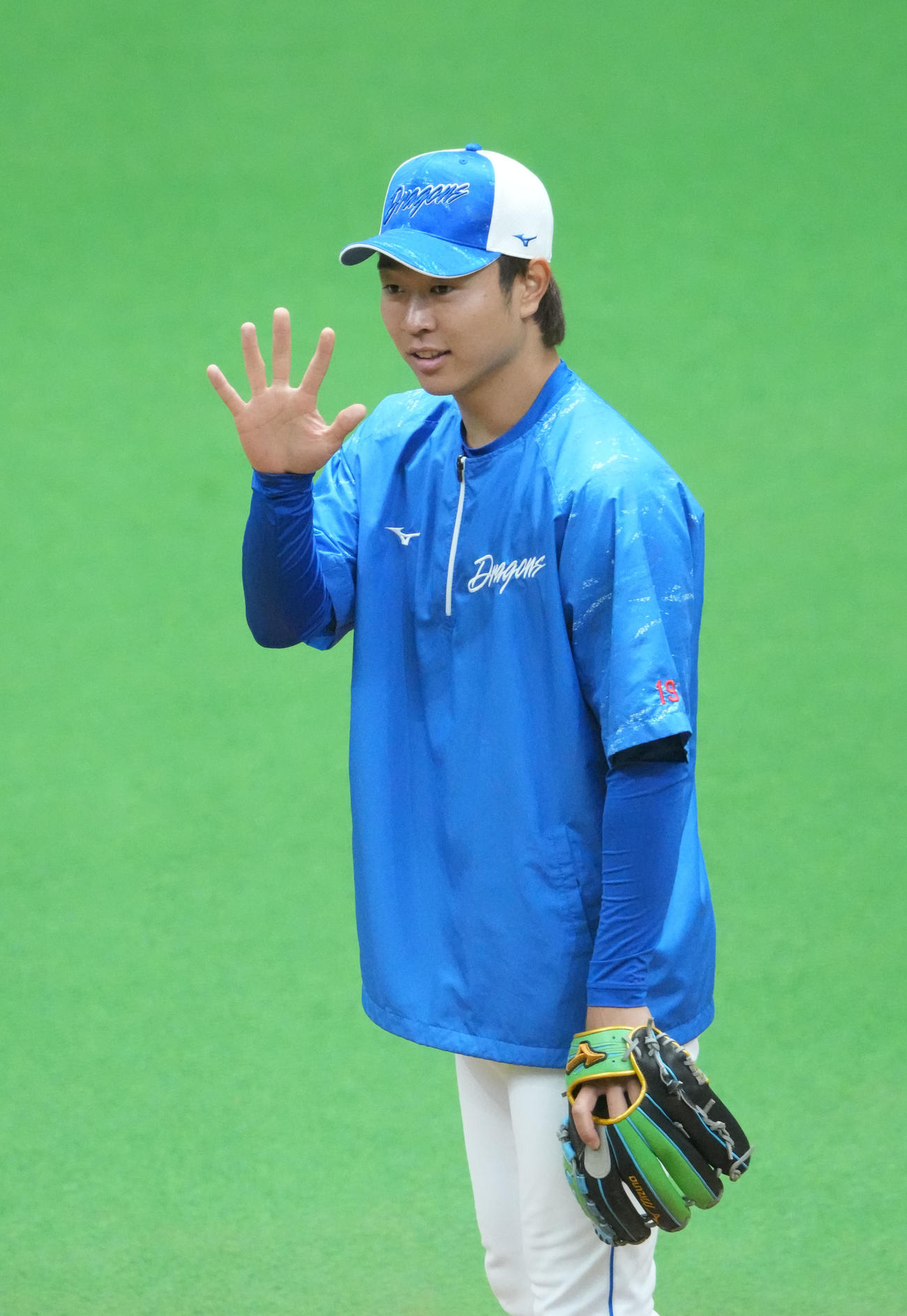 大塚投手コーチと言葉を交わす高橋宏（撮影・森本幸一）