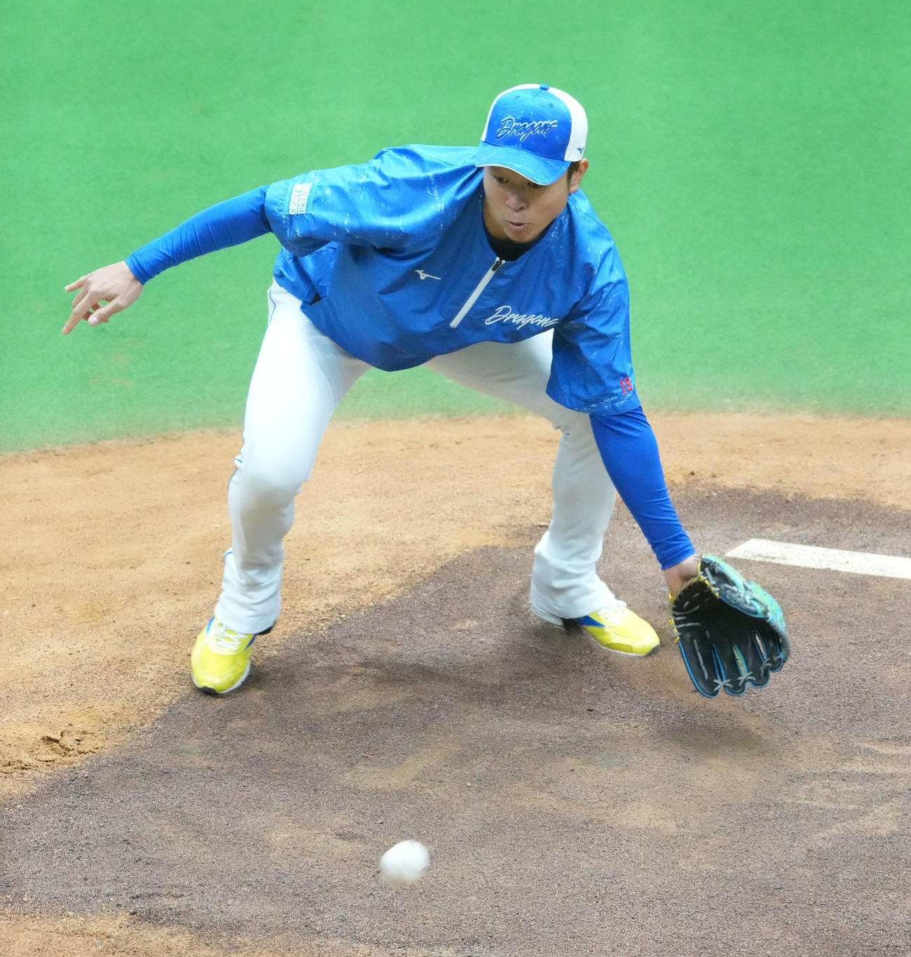 ノックを受ける高橋宏（撮影・森本幸一）