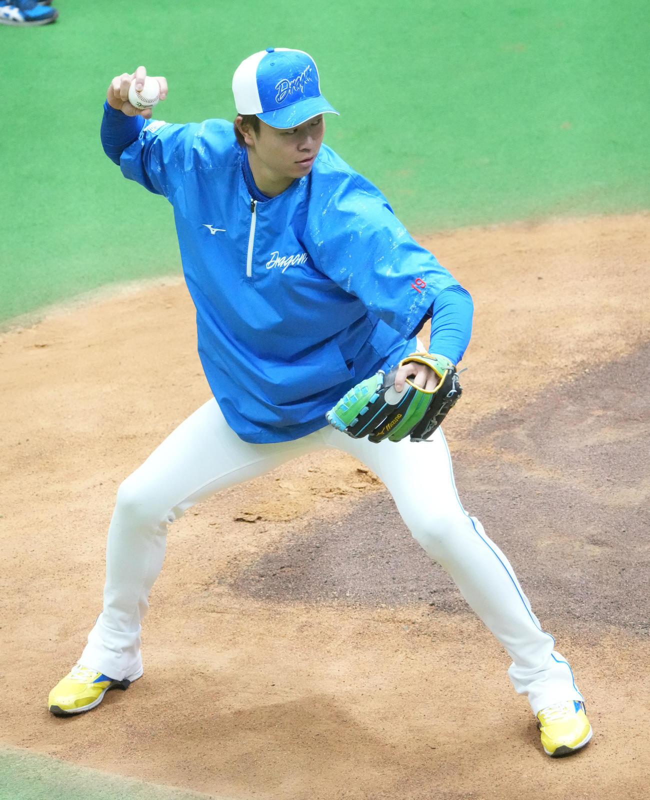 ノックを受ける高橋宏（撮影・森本幸一）
