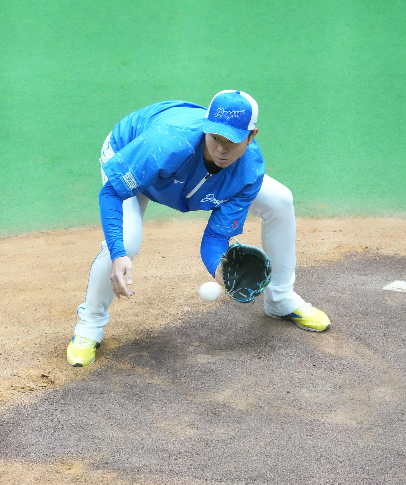 ノックを受ける高橋宏（撮影・森本幸一）