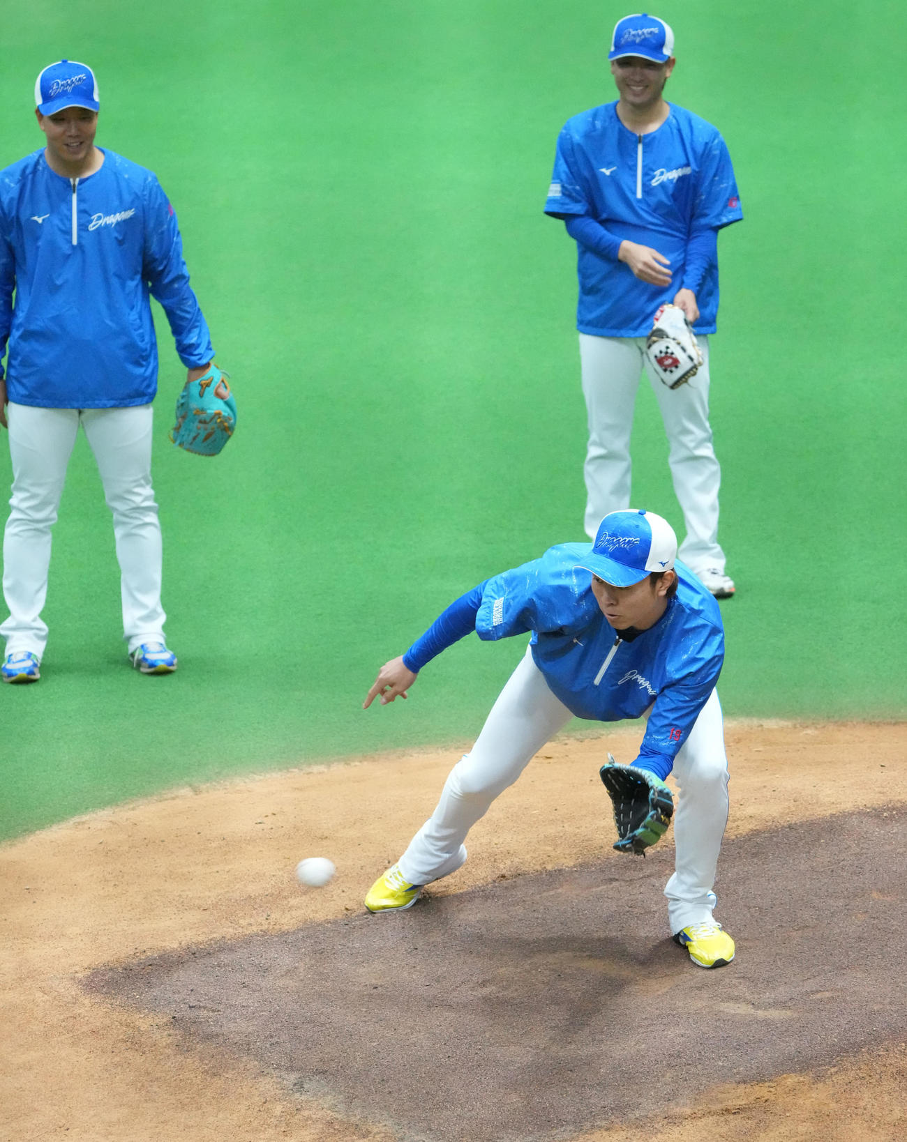 ノックを受ける高橋宏（手前）（撮影・森本幸一）