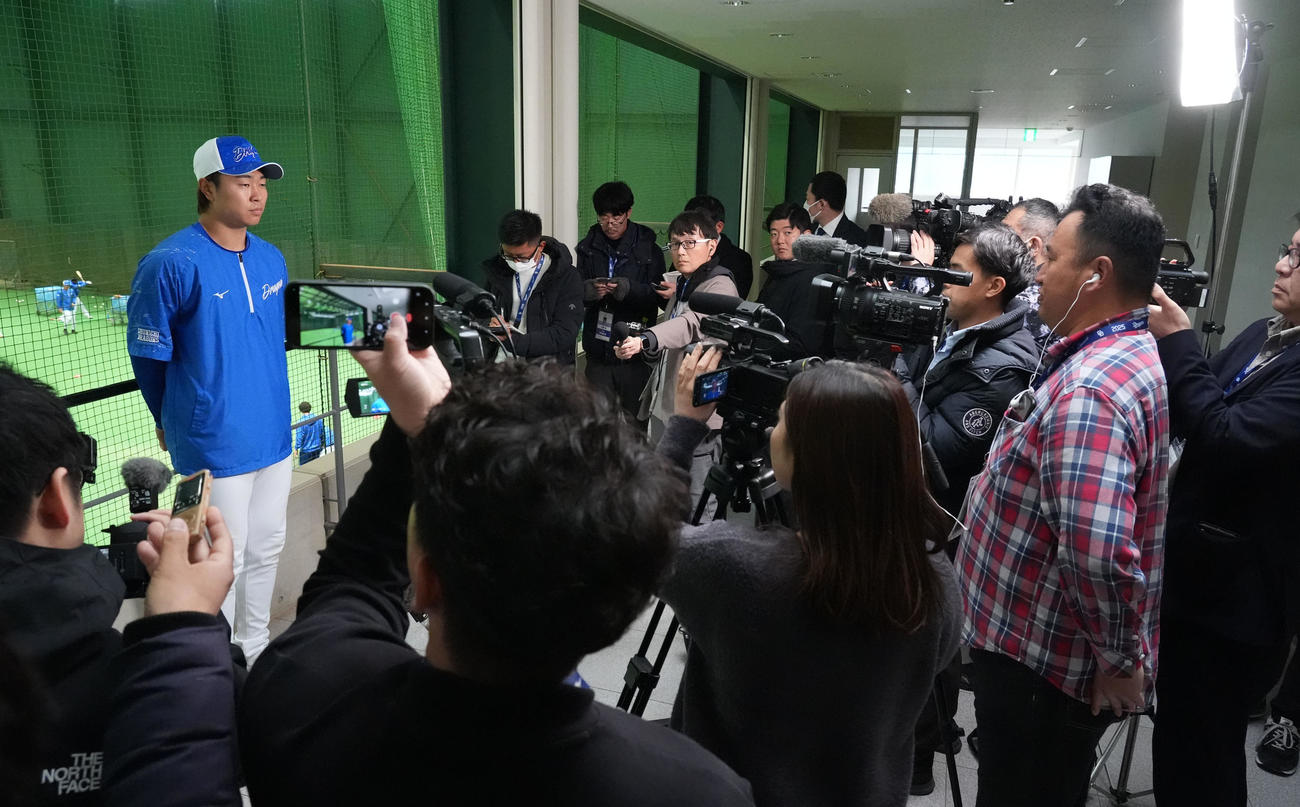 練習を終え取材に応じる高橋宏（撮影・森本幸一）