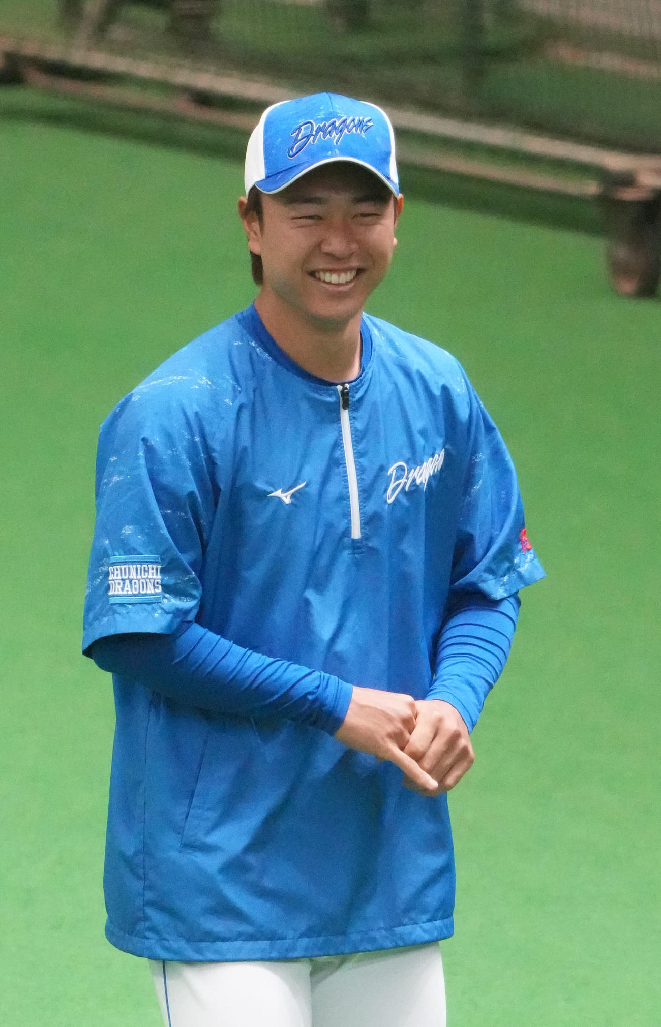 練習の合間に明るい表情を見せる高橋宏（撮影・森本幸一）
