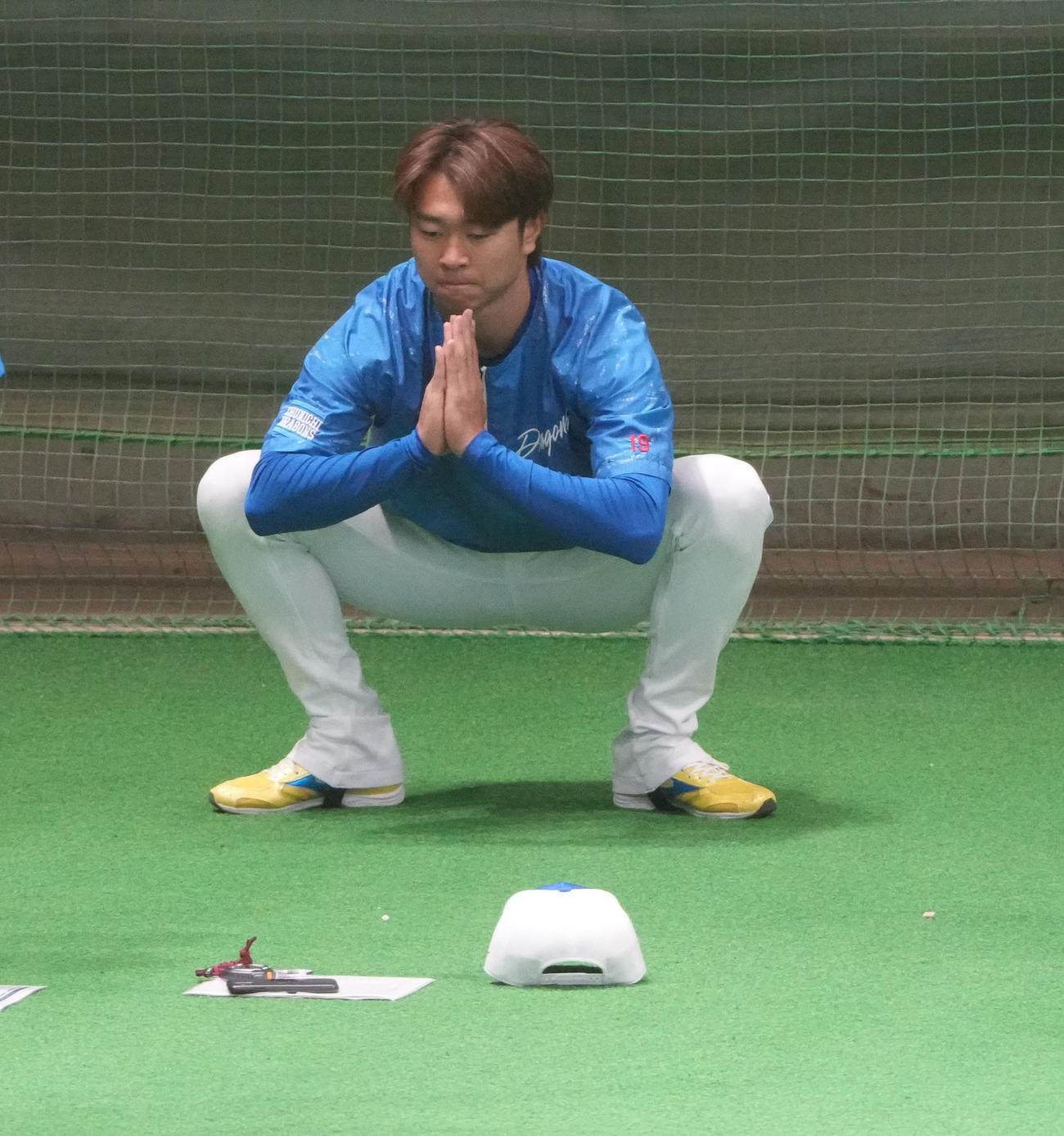 ストレッチをする高橋宏（撮影・森本幸一）