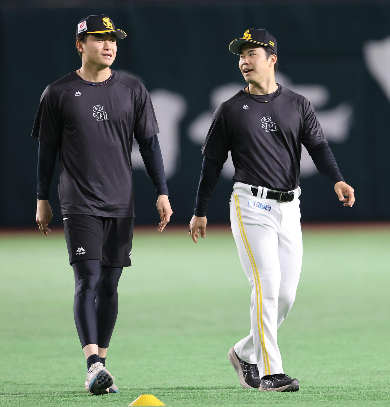 練習前に話をしながら体をほぐす松本晴と前田純（左）（撮影・梅根麻紀）