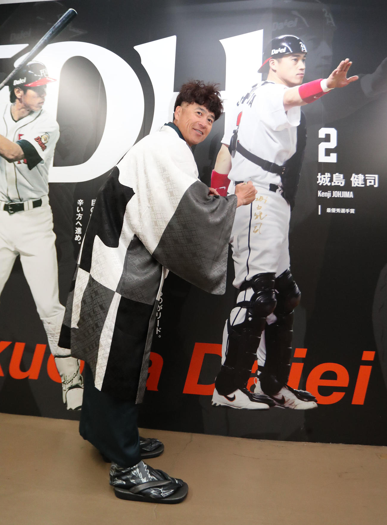 選手専用通路を装飾し、ホークスの歴史や歴代レジェンド選手の足跡を感じられる空間へとリニューアル。自分の写真にサインをする城島CBO（撮影・梅根麻紀）