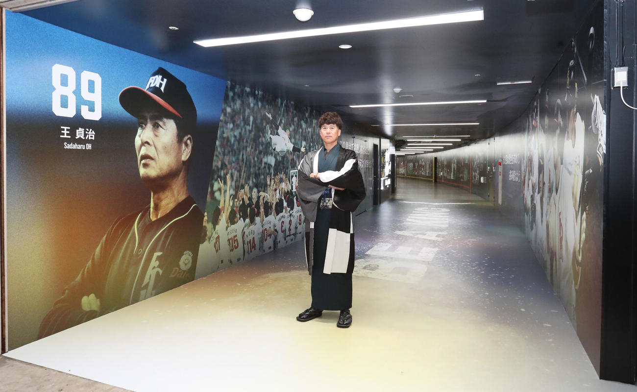 選手専用通路を装飾し、ホークスの歴史や歴代レジェンド選手の足跡を感じられる空間へとリニューアル。紹介する城島CBO（撮影・梅根麻紀）