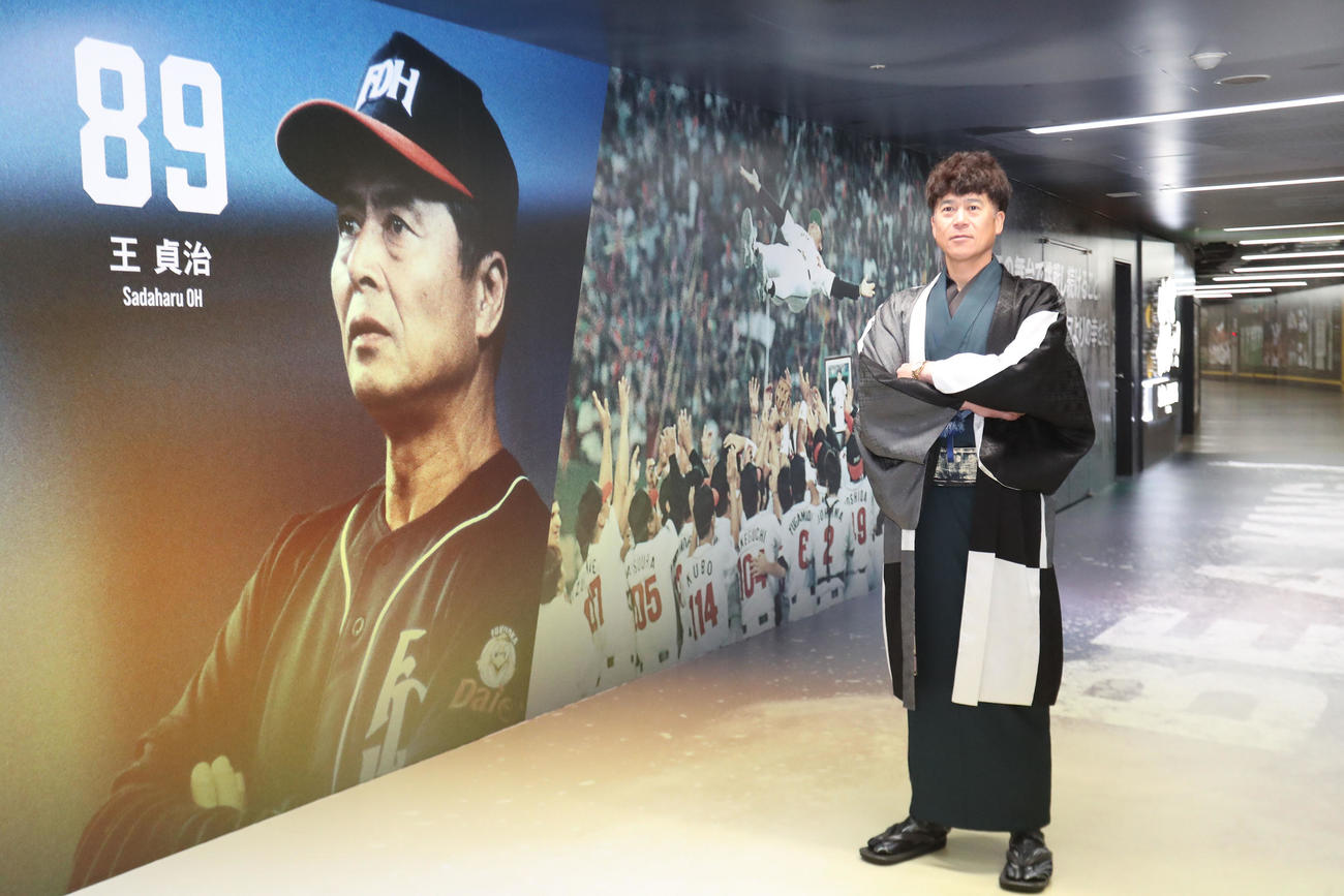 選手専用通路を装飾し、ホークスの歴史や歴代レジェンド選手の足跡を感じられる空間へとリニューアル。紹介する城島CBO（撮影・梅根麻紀）