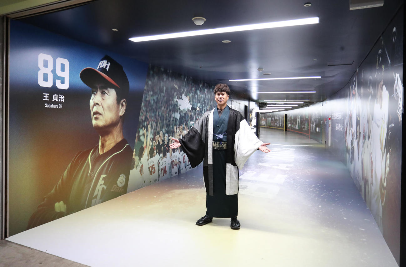 選手専用通路を装飾し、ホークスの歴史や歴代レジェンド選手の足跡を感じられる空間へとリニューアル。紹介する城島CBO（撮影・梅根麻紀）