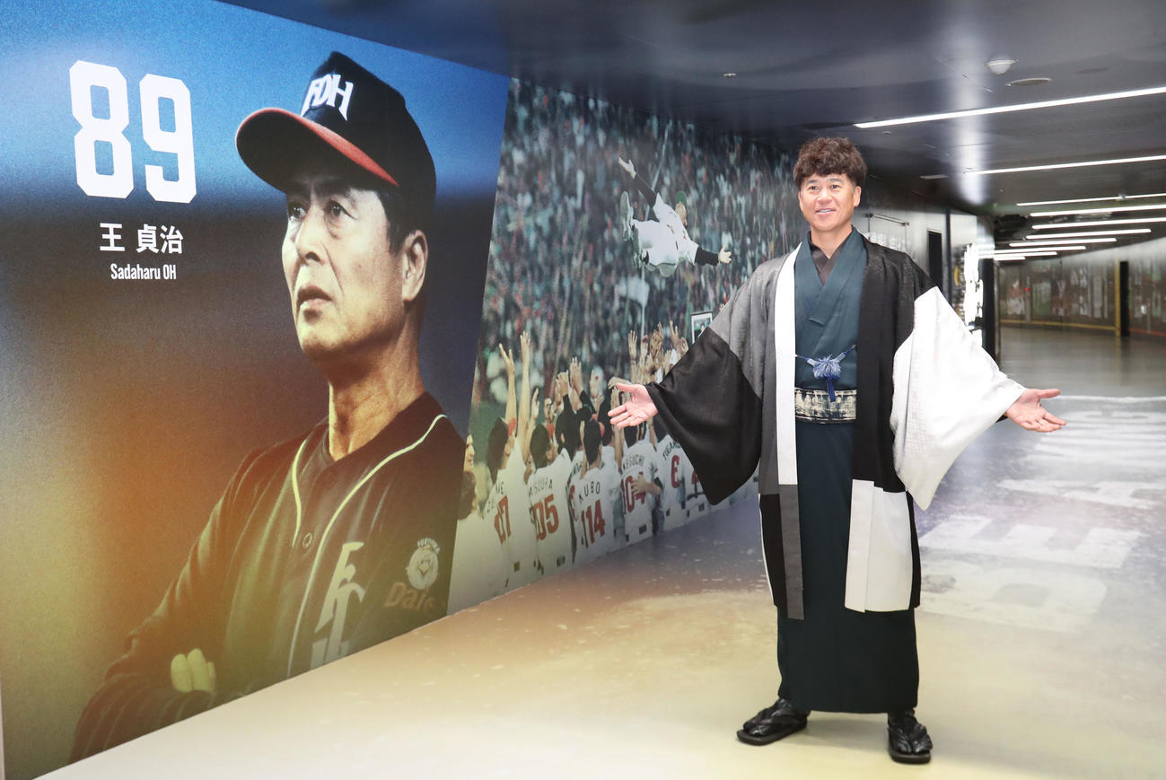 選手専用通路を装飾し、ホークスの歴史や歴代レジェンド選手の足跡を感じられる空間へとリニューアル。紹介する城島CBO（撮影・梅根麻紀）