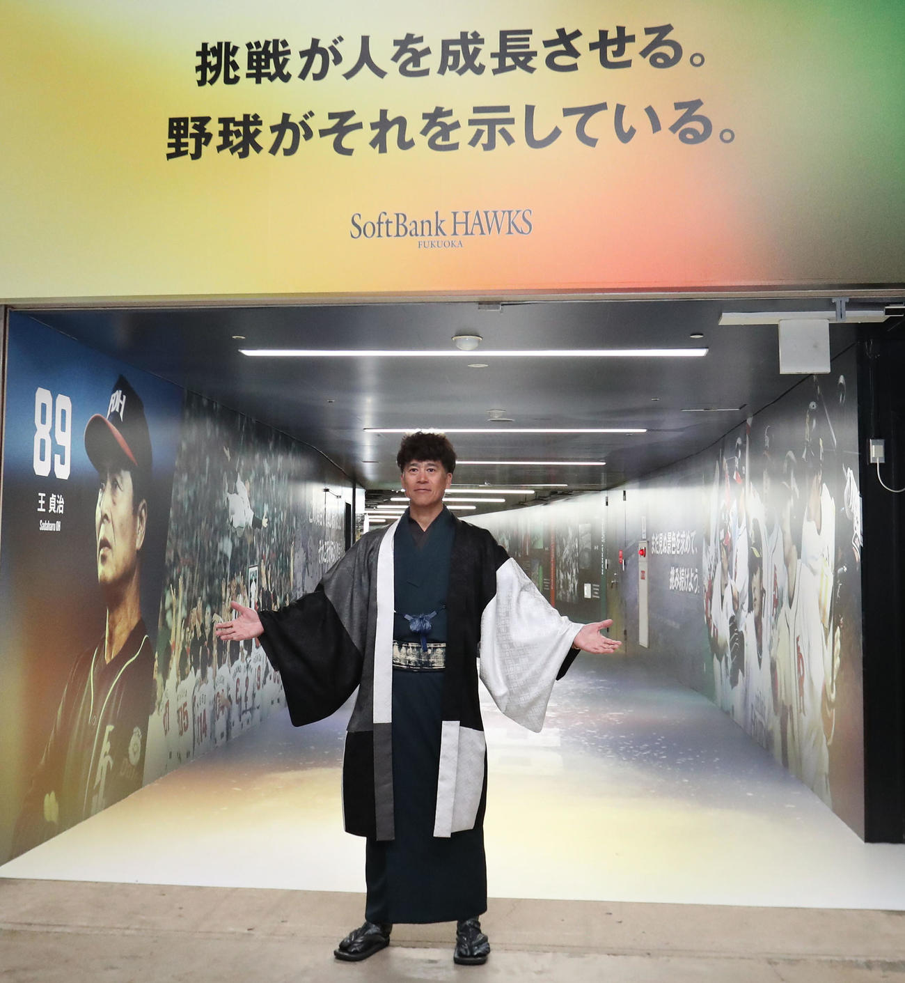 選手専用通路を装飾し、ホークスの歴史や歴代レジェンド選手の足跡を感じられる空間へとリニューアル。紹介する城島CBO（撮影・梅根麻紀）