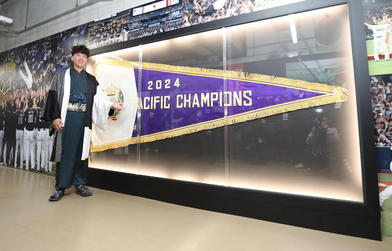 選手専用通路を装飾し、ホークスの歴史や歴代レジェンド選手の足跡を感じられる空間へとリニューアル。紹介する城島CBO（撮影・梅根麻紀）