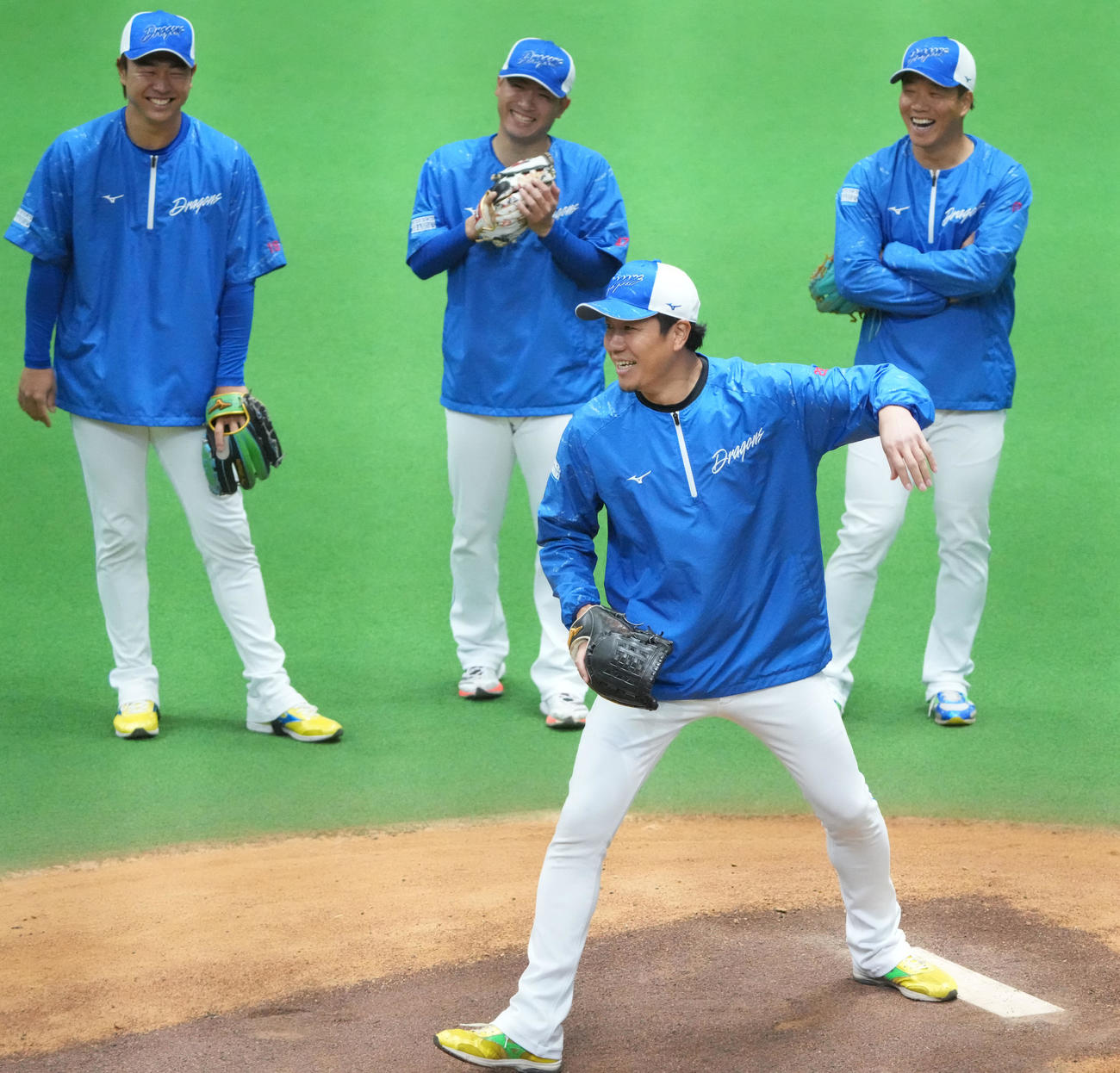 ノックを受ける大野（手前）奥・左から高橋宏、吉田、柳（撮影・森本幸一）