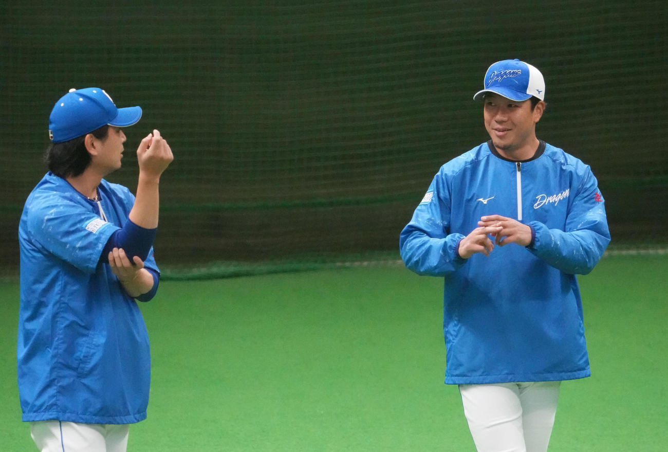 涌井と言葉を交わす大野（右）（撮影・森本幸一）