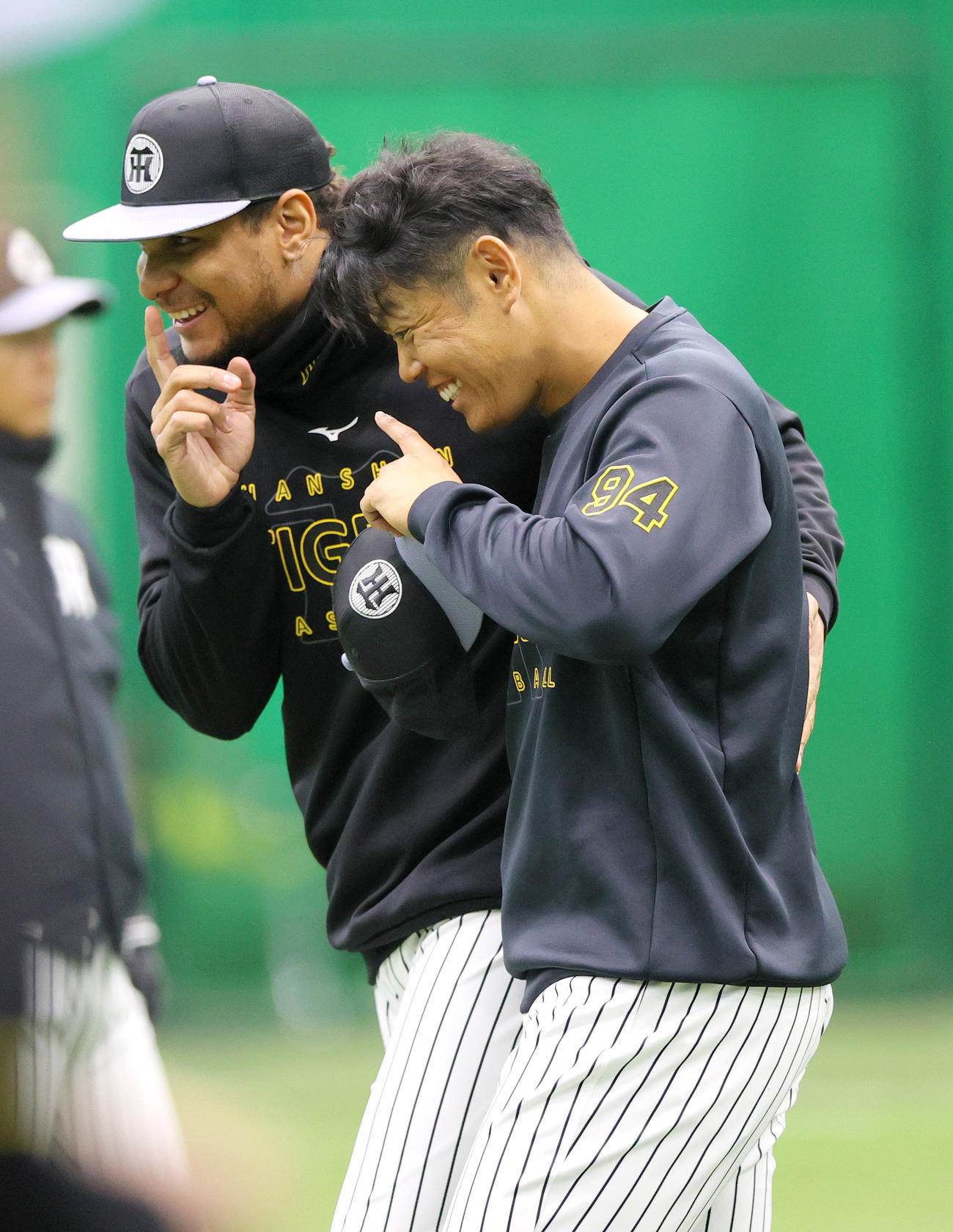 練習の合間に笑顔で話す阪神ヘルナンデス（左）と原口（撮影・上山淳一）