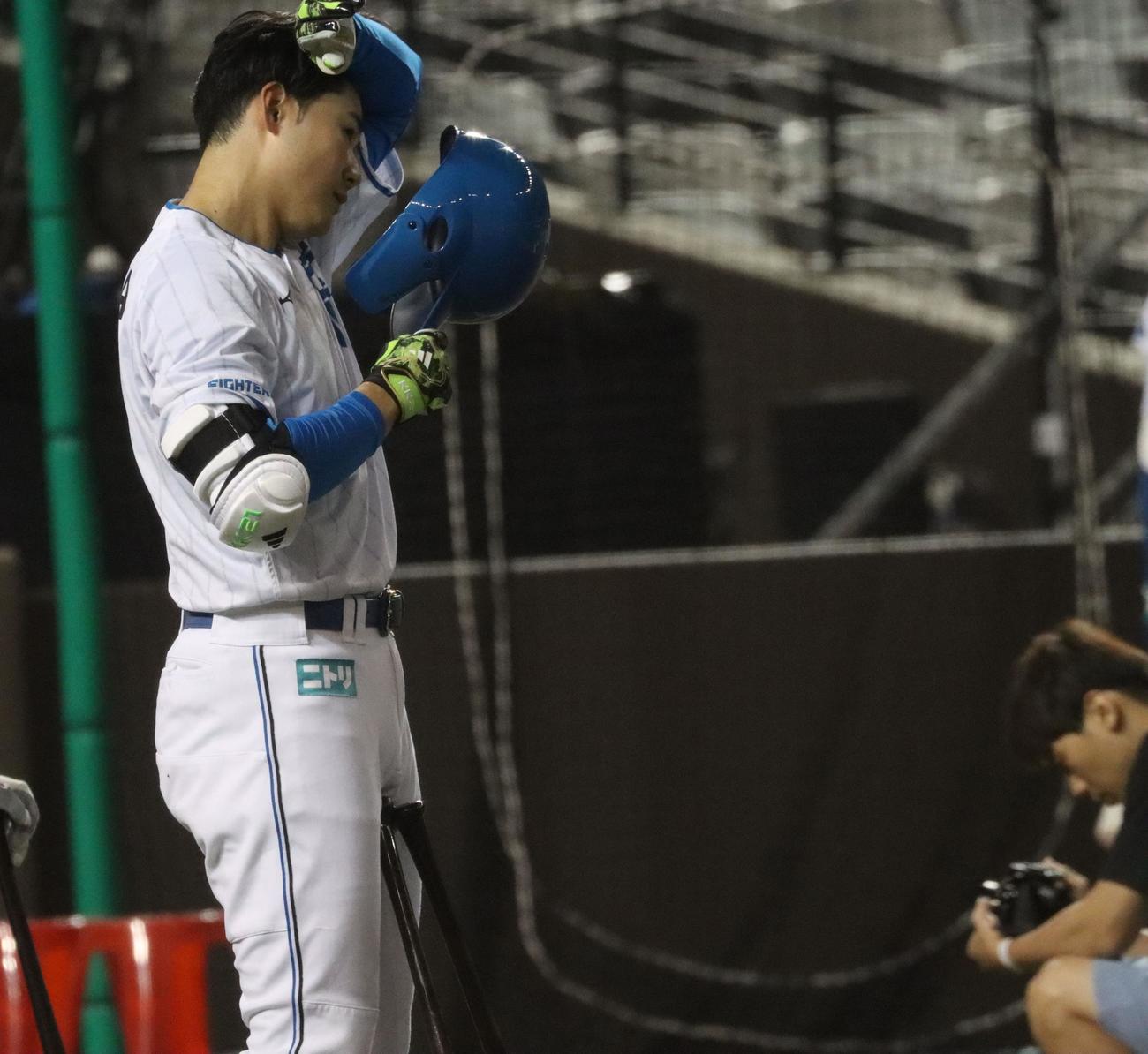 台湾シリーズの打撃練習緒の合間に汗をぬぐう日本ハム清宮（2025年3月2日撮影）