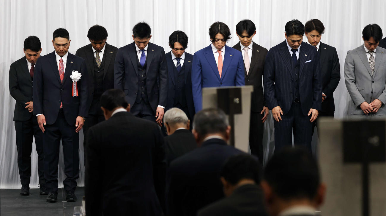 「第33回燦燦会総会」に出席し、巨人の元オーナーで読売新聞グループ本社代表取締役主筆の渡辺氏へ黙祷する巨人の選手たち（代表撮影）