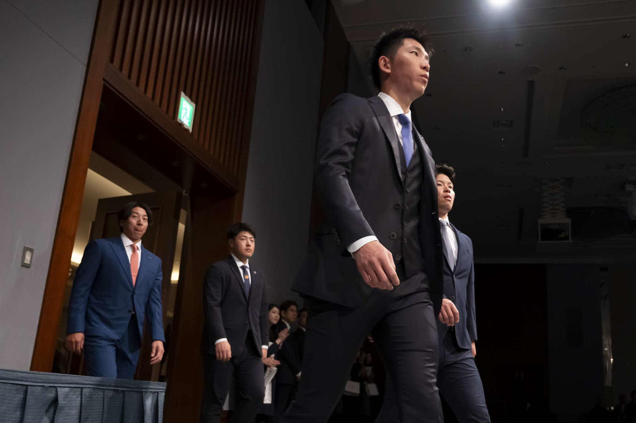 「第33回燦燦会総会」に出席した巨人戸郷（代表撮影）