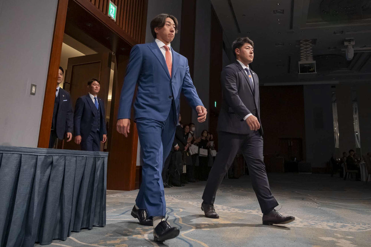 「第33回燦燦会総会」に出席した巨人大勢（左）と岡本（代表撮影）