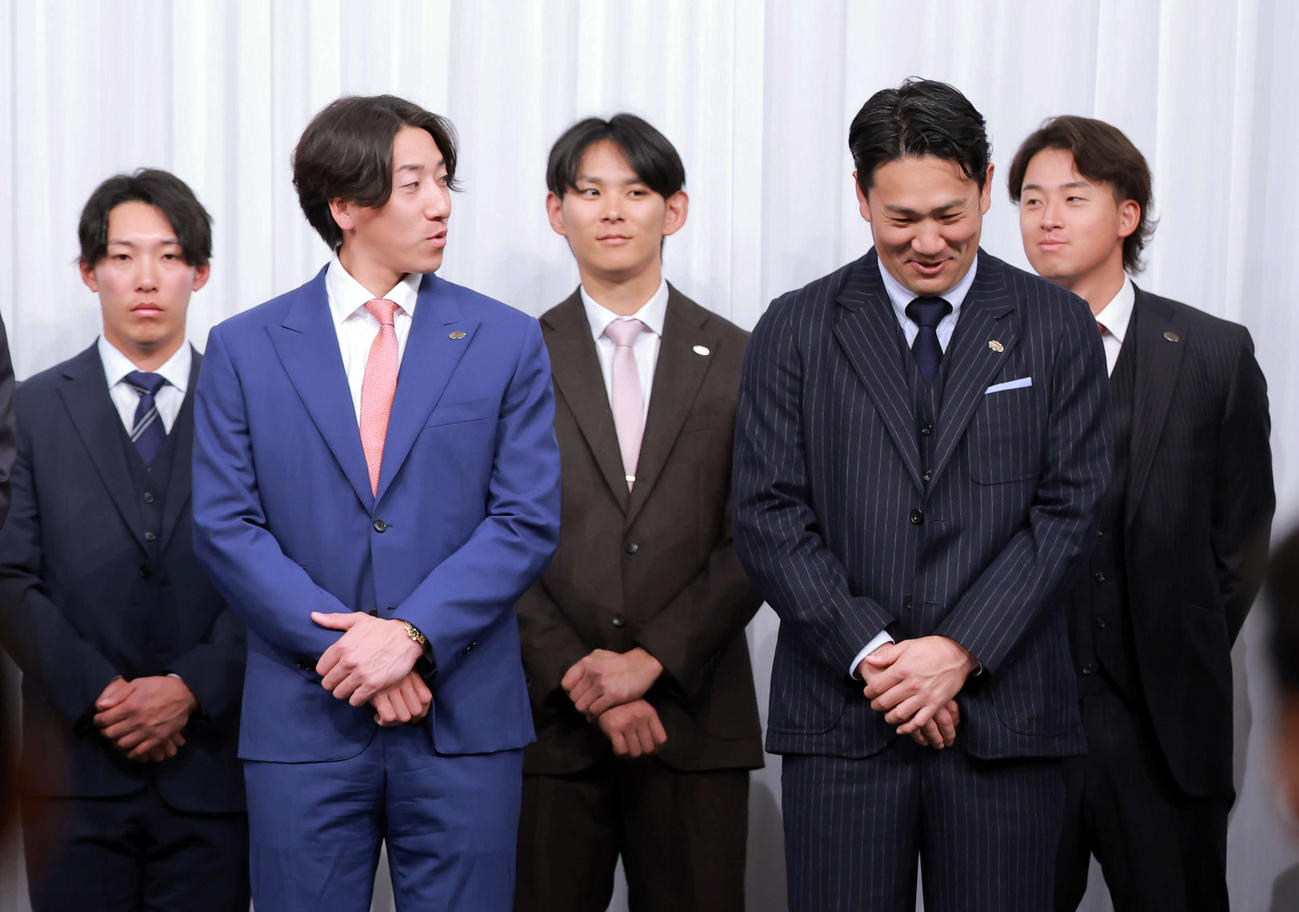 「第33回燦燦会総会」に出席し、笑顔を見せる巨人田中将（右）。左は大勢（代表撮影）