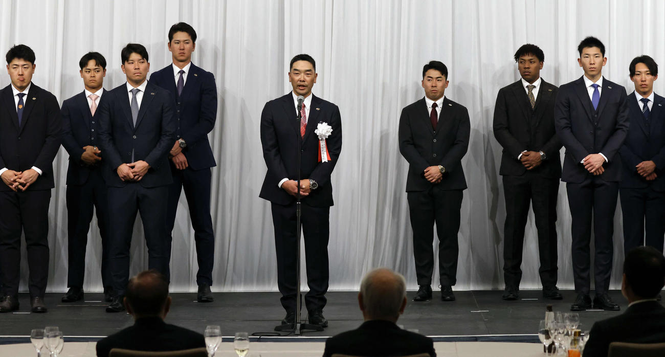 「第33回燦燦会総会」に出席し、あいさつした巨人阿部監督（代表撮影）