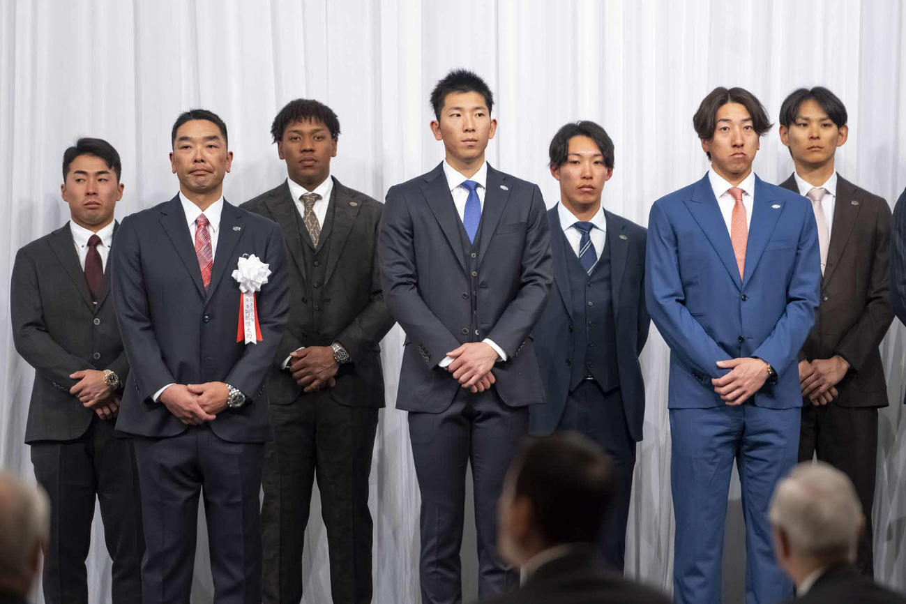 「第33回燦燦会総会」に出席した巨人阿部監督と選手たち＝2025年3月3日（代表撮影）