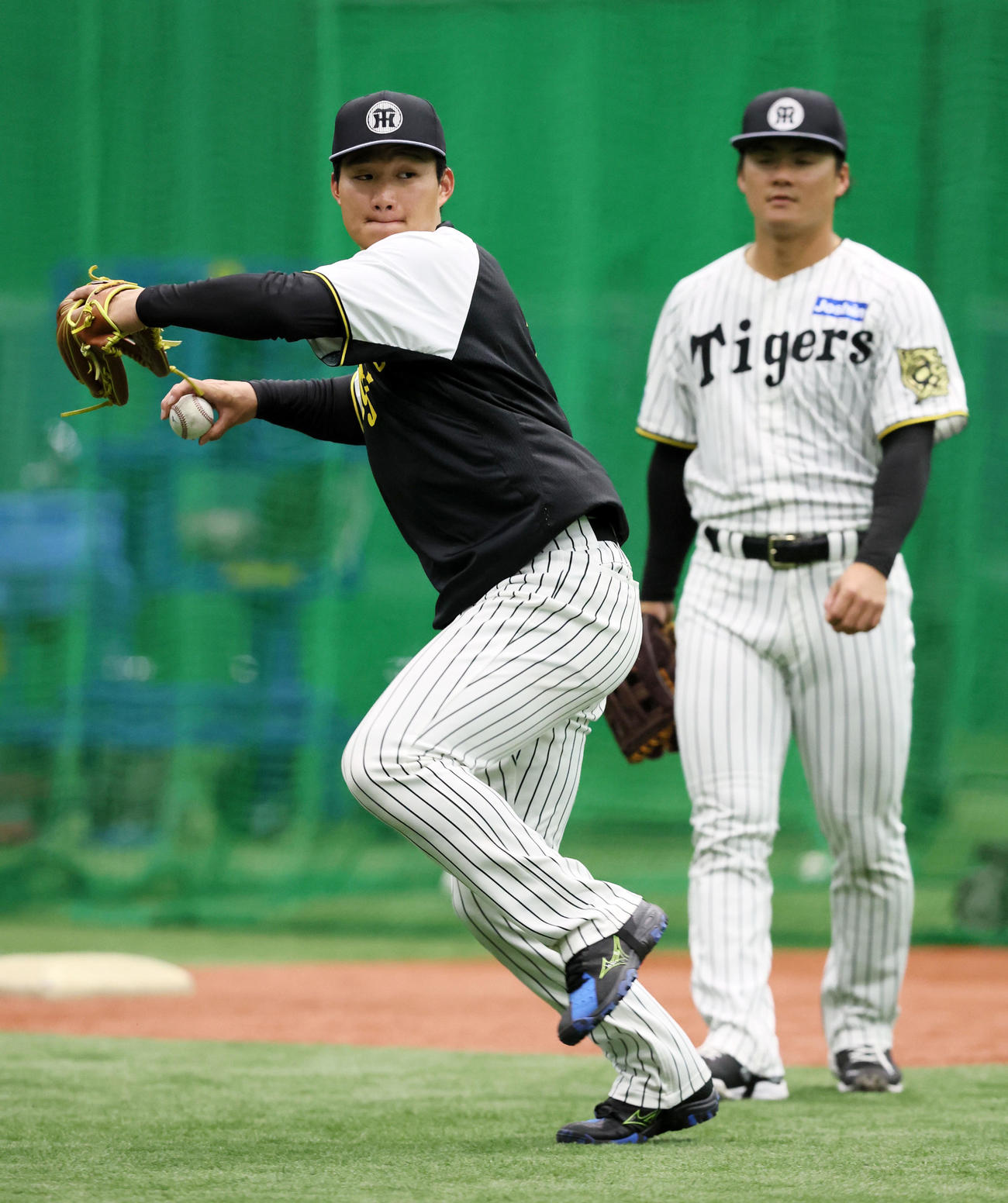 守備練習で返球する森下。右は前川（撮影・加藤哉）