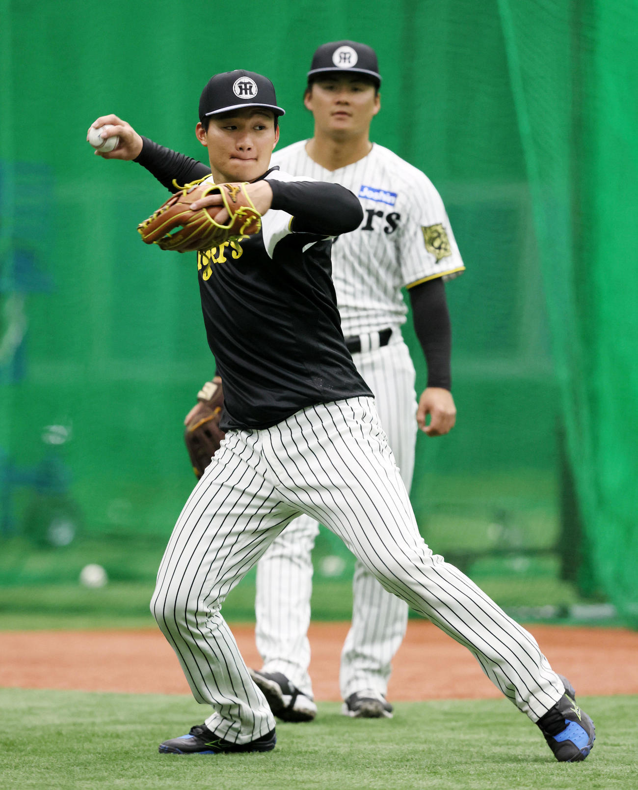 守備練習で返球する森下。右は前川（撮影・加藤哉）