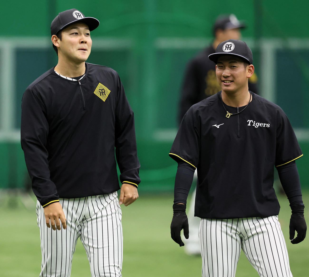 木下（左）と談笑する伊原（撮影・加藤哉）